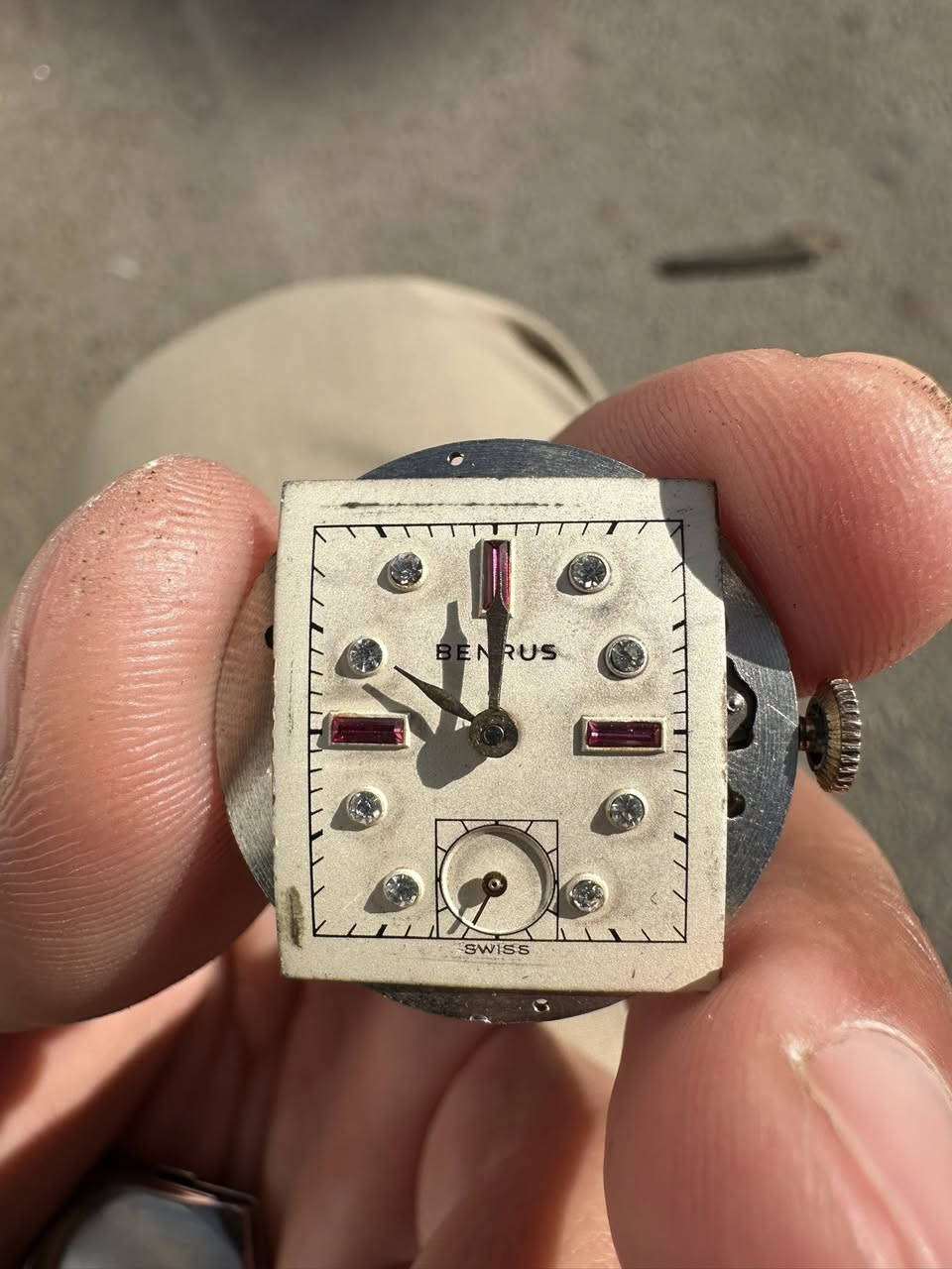 السلام عليكم ساعة بنروس ماس وياقوت  رجالي ١٩٥٠ كوك مميزة تغليف ذهب عيار 10
قطر ٣٠في ٣٥ قطر الخمسينات الناعم الساعة جديدة. بدون ملاحضات

***********
