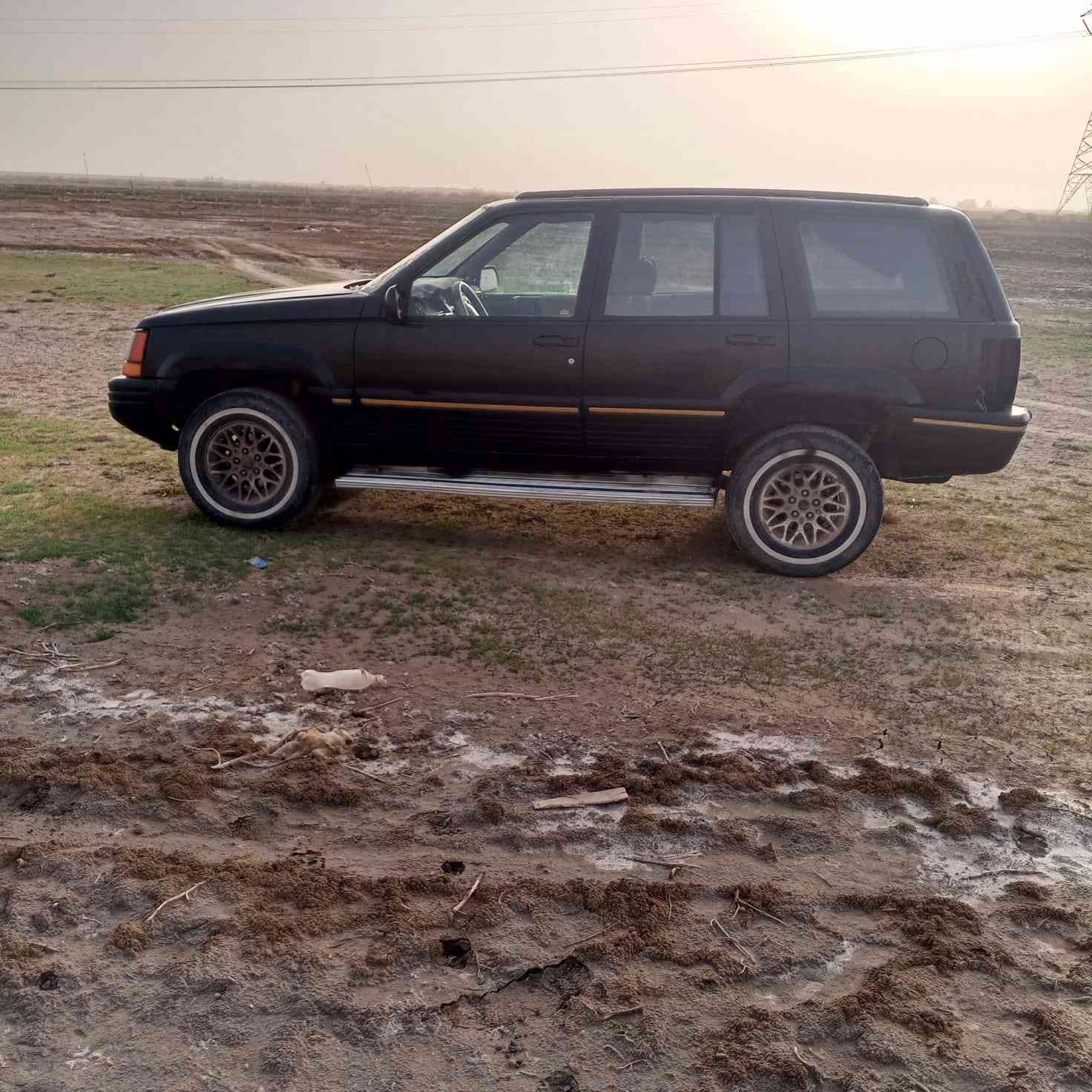 سلام عليكم للبيع جيب شيروكي موديل 93 رقم بصره مشروع وطني راعيه بل ناصريه سياره جاهزه مكينه كير شاصي نضاف  مكان ناصريه مركز الشراي يتصل ***********
