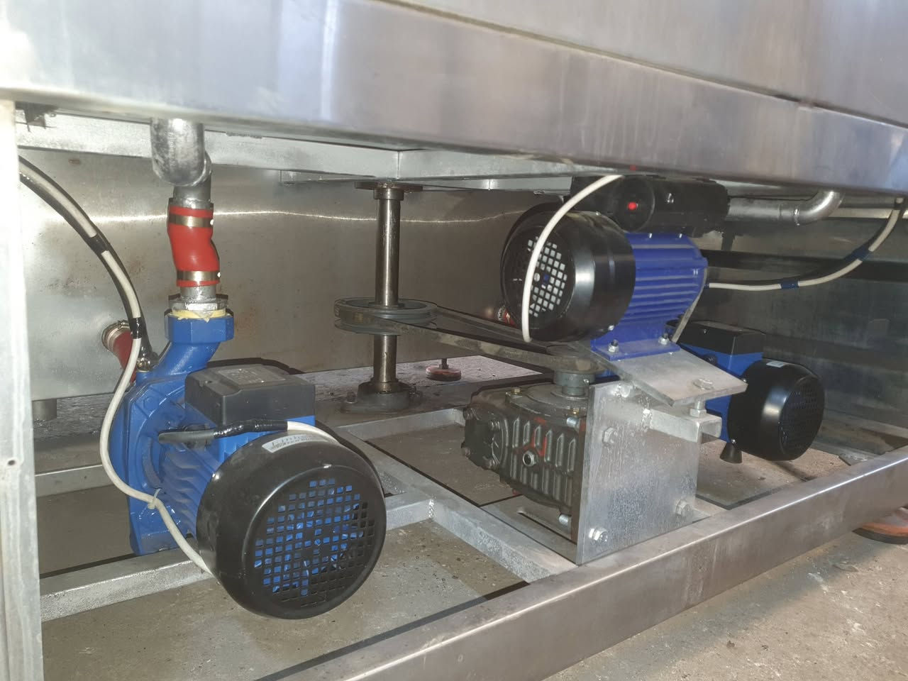 ماكنة غسل تركية مستعمله نضيفه عليه ادامه كاملة مضخات عدد ٢ القوة الحصانية ٣ حصان جديد او ماطور مع كير بوكس جديد هيترات جديد الصندوق مع الكهربائيات جديد غير مستخدم مع اضافه مقياس ضغط المضخات  العنوان كركوك داقوق للاستفسار اتصال بالرقم ***********
