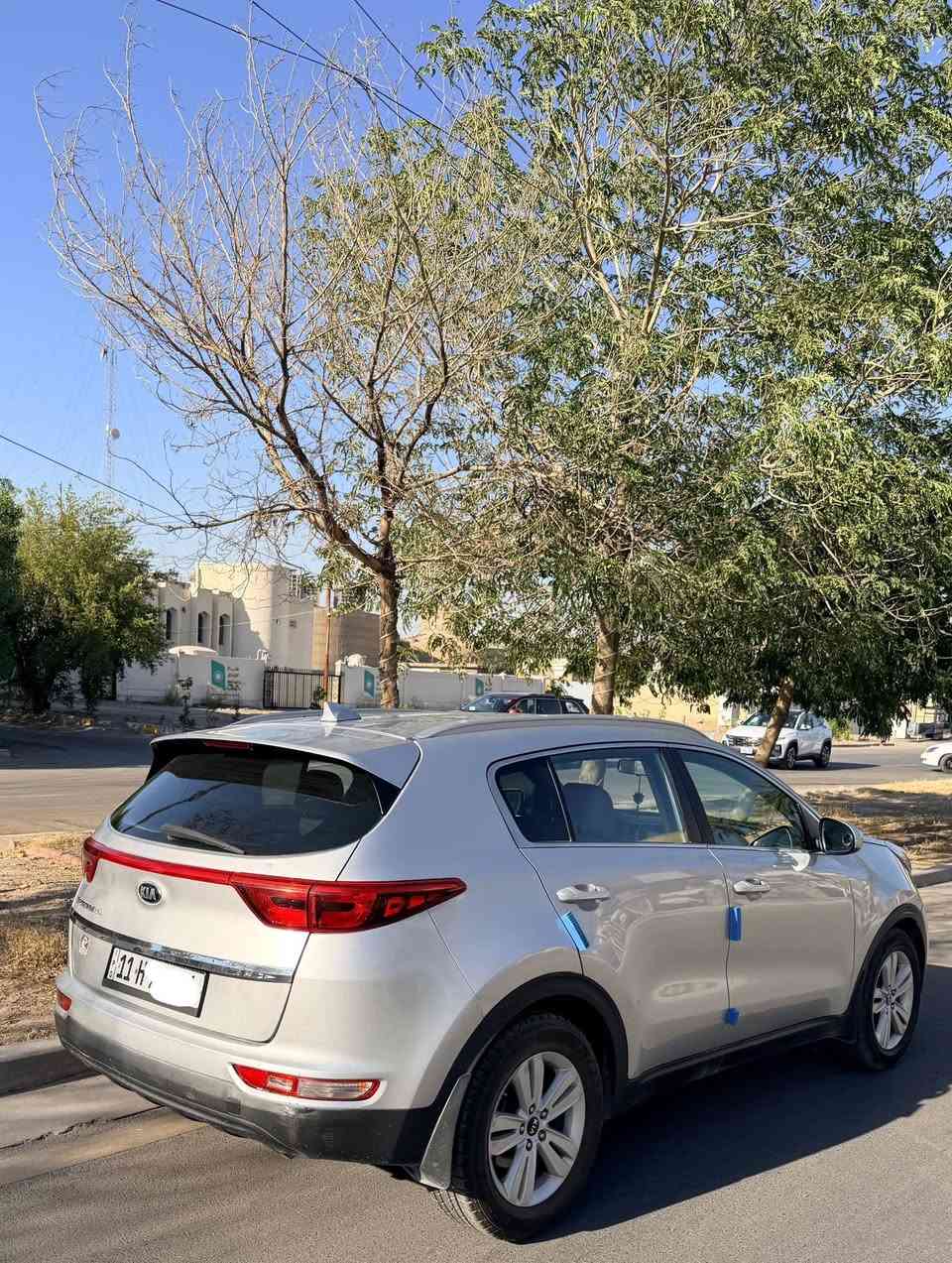 KIA SPORTAGE
كيا سبورتج 2017 
نص فول 
تبريد قطعتين امام وخلف ثلج 
رقم بغداد الجديد باسمي 
حادث جاملغ وبنيد
تصليح بقبغ الجنطه على كد شبر 
محرك وكير ممتازات 
تبريد ثلج 
كامره وحساسات 
السعر 134 ورقه ومجالها جدا بسيط 
مكاني بغداد منصور
رقمي ***********
