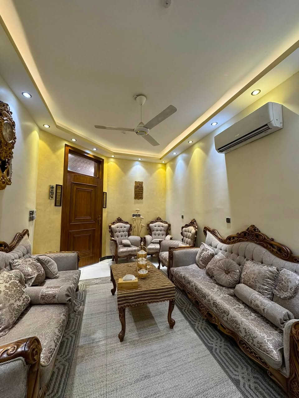 � للبيع بيت حديث في زيونة – محلة 710 – شارع رئيسي 🔥

فرصة ممتازة للسكن أو الاستثمار!

🏡 مساحة العقار: 150 م² واجهة 5 نزال 30
✅ بناء 2024
✅ مصمم بطريقة منزلين مستقلين بالكامل
✅ مداخل ومخارج منفصلة
✅ منظومة كهرباء وصحية مستقلة لكل قسم
✅ واجهتان (100 م² على واجهة و50 م² على واجهة أخرى)

🔹 القسم الأول (100 م²):
• 4 غرف نوم، لكل غرفة حمام خاص
• استقبال واسع
• حمام ضيوف
• مطبخان (حار وبارد)

🔹 القسم الثاني (50 م²):
• استقبال
• حمام أرضي
• مطبخ
• غرفة نوم مع حمام
• مساحة إضافية فارغة

✨ يمكن شراء أحد القسمين أو شراء العقار بالكامل، مع خصوصية تامة بينهما ويفصل بينهما منور داخلي.

📍 الموقع: زيونة – محلة 710 – شارع رئيسي.

📞 للاستفسار والمعاينة: ***********

السعر بعد الاتصال الجاد فقط.
