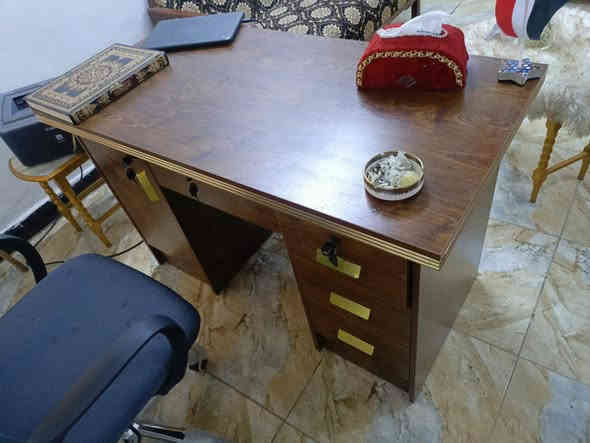 ميز مكتب مع كرسي دوار السعر ١٥٠ 
عنوان الكاظمية ***********
