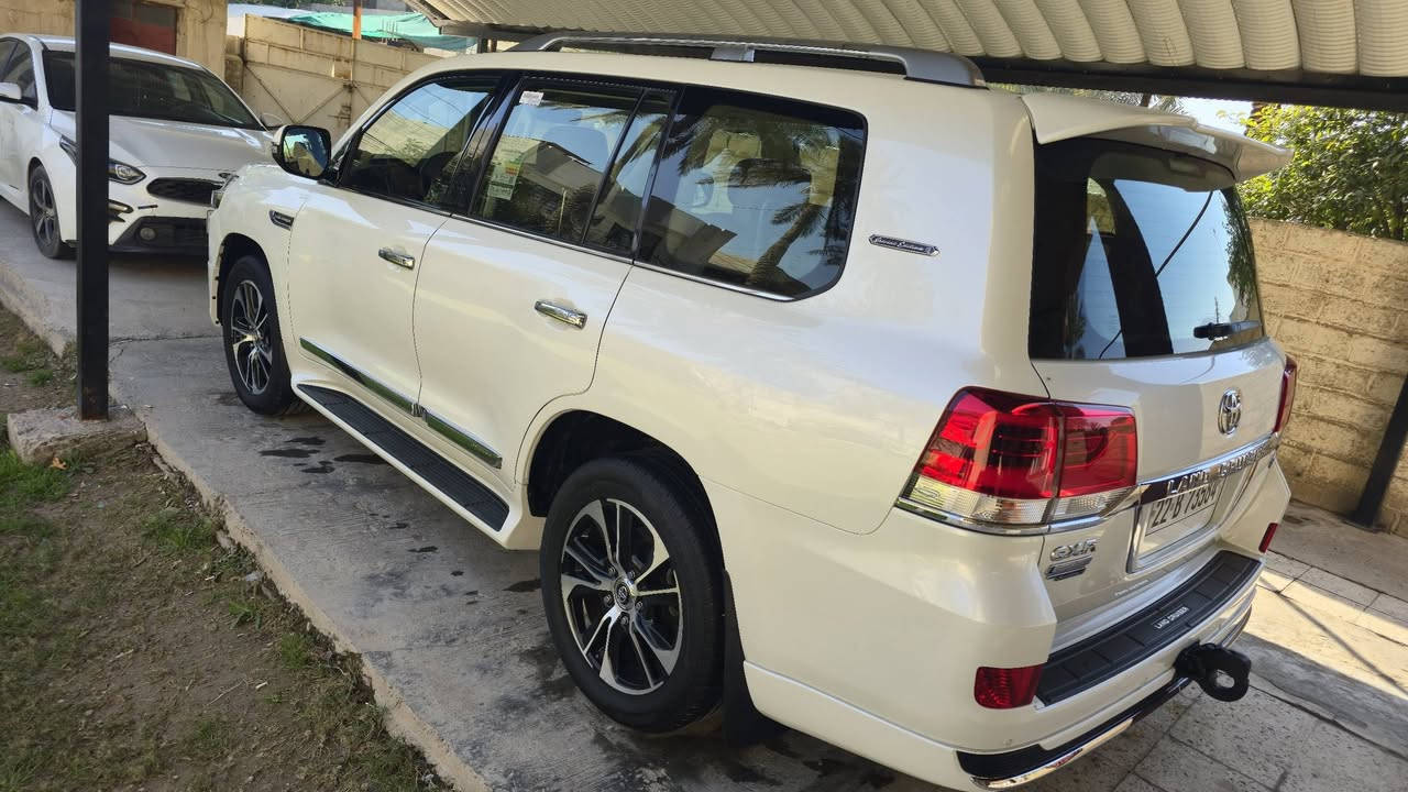 لاندكروز كراند تورنك موديل 2021  بحريني باب أول رقم أربيل بأسمي شرط التحويل مكفولة من الصبغ والحادث والتبديل والفتح عدى بارد قليل موضح بالسونر...
فول مواصفات 
محرك 8 سلندر 4600 / بصمة أبواب وتشغيل وتشغيل عن بعد/ فتحة سقف/ حساس أمامي وخلفي أصلي/ صندوق كهرباء/ 7 راكب / ثلاجة / كراسي كهرباء/ ثلاث شاشات/ فول لايت زينون/ زراك لايت / شاحن وايرلس/ وبعد اكو مواصفات معروفة للجناي..
بغداد الكرخ 
السعر 570 وبيها مجال للشراي 
***********
***********
