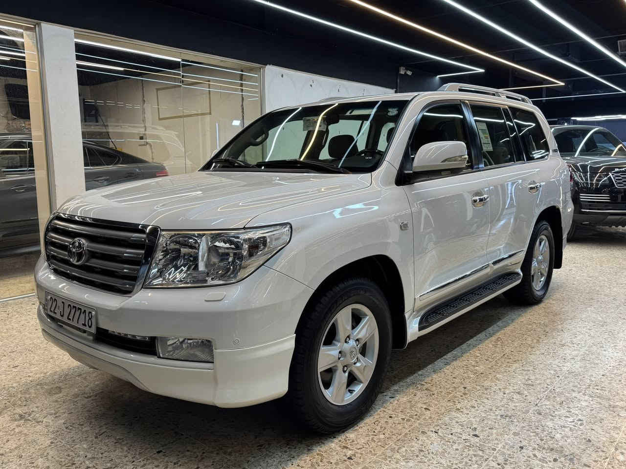 السلام عليكم ورحمة الله وبركاته
لاندكروز 

VXR-5.7 ستينية 

السيارة موديل 2011 

ماشية 108 

فول مواصفات 1/1 

وكالة السيارة اخت الزيرو 

الجاملغ الامامي الايسر بي شوية بارد 

الدعامية الخلفية جهه اليمنة بيهه صبغ 

الهلال الخلفي بي صبغ وملاون ويا الباب الخلفي تحت اليدة شي بسيط جدا 

غير هذا الكلام السيارة على وضع الشركة وحتى صيانتها بالشركة 

داخل وخارج السيارة جديدة مو نضيفة وانما جديدة وممكن اجدد لاندكروز في بغداد 

رقم شمالي بسمي سيارة على ايدنة من الوكالة 

العنوان بغداد المنصور***********

*********** 

 

السعر390$ 

ورجاءا اللي ميعجبة السعر لايعلق 

لان السيارة جديدة بمعنى الكلمة والها جنايتها
