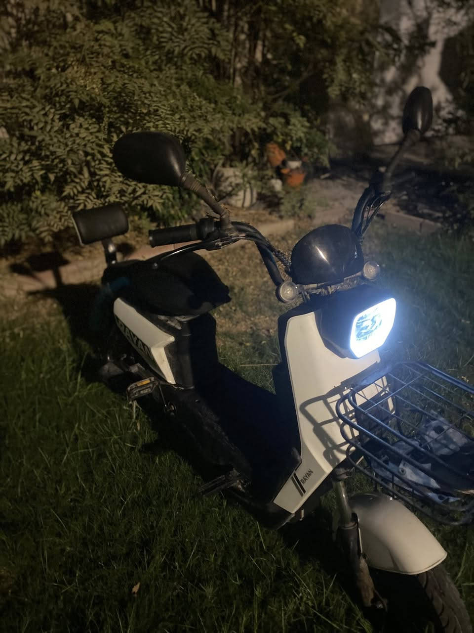 دراجة ريان جديدة ماخذه قبل شهرين 5 باتري كبير و الدراجة نظيفه اضراره الكشن طالع السفنج و اللاشارة الخلفية اليمنه مكسوره بس و تجي وياهاشاحنته و غراضه السعر 350 وبيها مجال للطيبين للاستفسار ***********واتساب مكاني بغداد العامريه ماعندي توصيل
