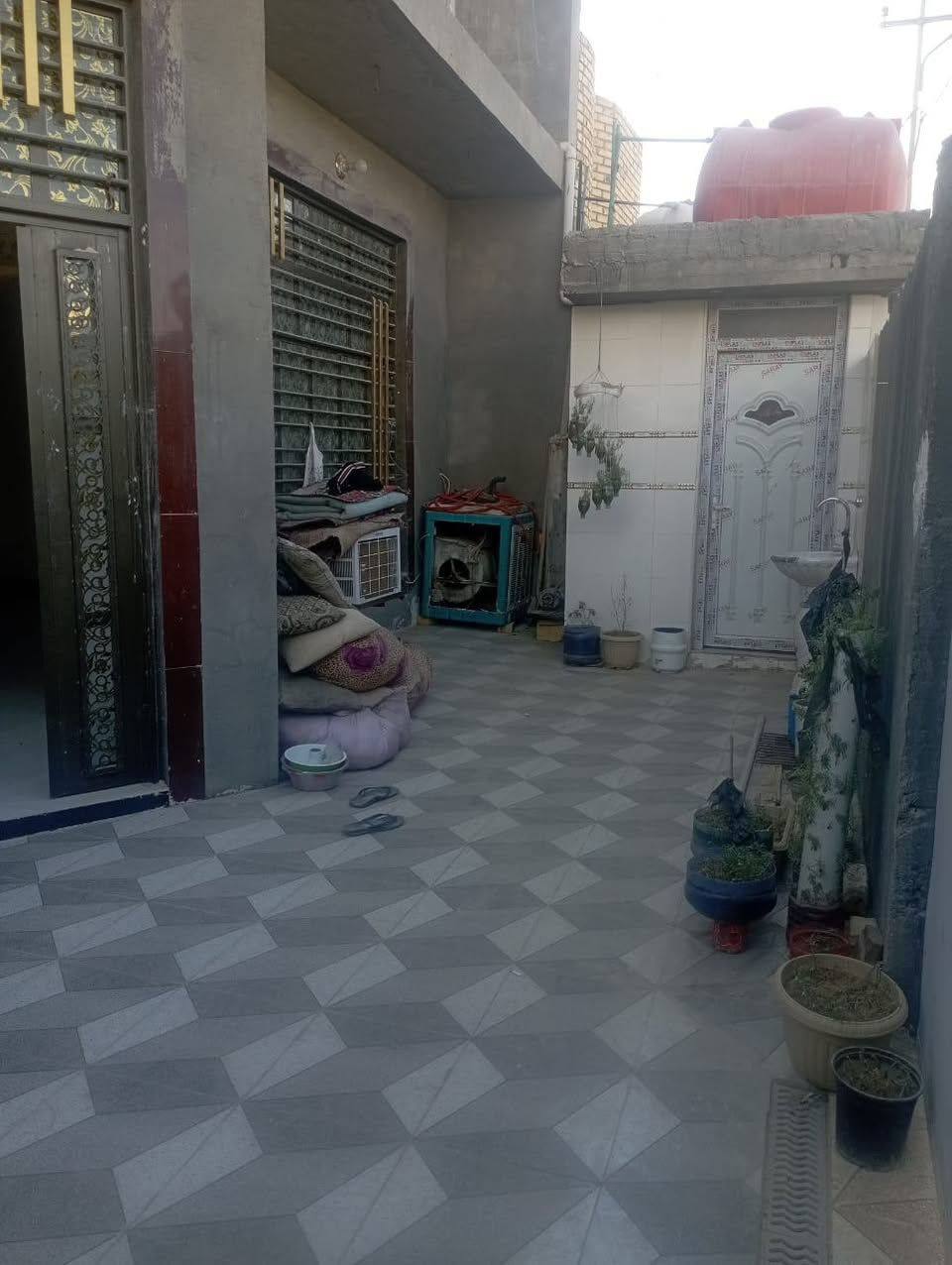 📐 المساحة: 200 متر – ركن
🏗️ بناء حديث – طابقين مرتب وجاهز للسكن
🔹 الطابق الأرضي:
✔ استقبال واسع يفتح النفس
✔ غرفة مريحة
✔ صالة عائلية
✔ مطبخ حار وبارد
✔ مجمع صحيات داخلية
✔ صحيات خارجية
🔹 الطابق الثاني:
✔ 3 غرف نوم
✔ صالة كبيرة مناسبة للعائلة
☀️ مزود بنظام طاقة شمسية (توفير بالكهرباء)
📍 موقع قوي وقريب من الخدمات
💎 مناسب للسكن العائلي الراقي أو استثمار مضمون
📞 للاستفسار والحجز:
***********
