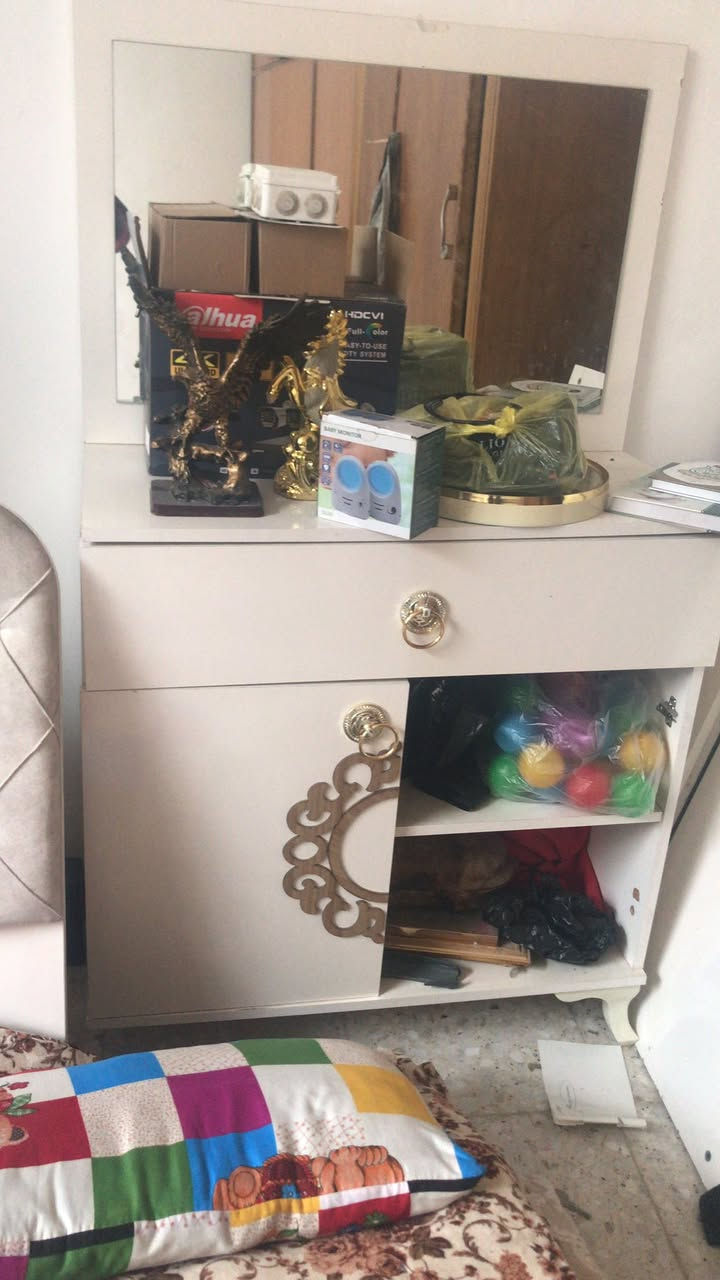 غراض مستعمله نظيفه للبيع كاونتر خمس قطع وتخم وطبلات وغرفة خمس قطع السعر الكل ٧٠٠ الف للتواصل الاتصال على الرقم ***********
