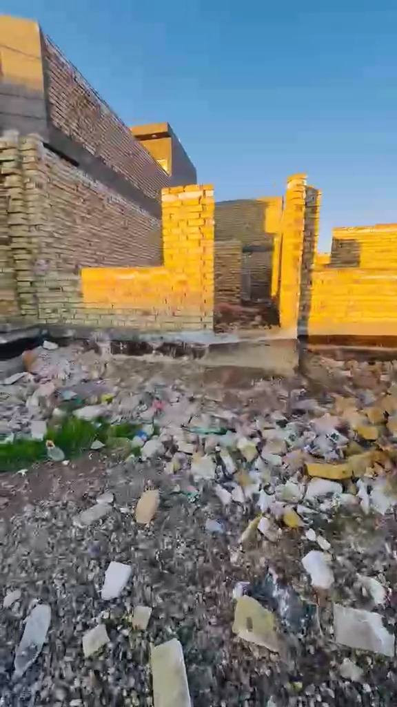 السلام عليكم هيكل 185 متر للبيع طابو زراعي سند 25 مع كافه الخدمات عرض الشارع 15 متر الموقع شارع 100 قرب جسر المشاه يبعد عن شارع 100 حوالي 100 متر تقريبا السعر 60 مع مجال بسيط *********** حلة, بابل
