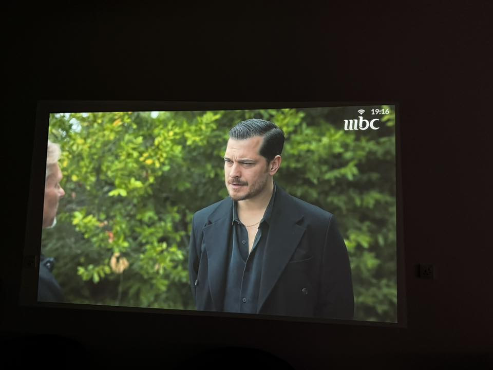 الصورة العالمية مع الداتا شو الرهيبب🔥🔥🔥
للكوفي شوب ومحبين السينما المنزلية من الطراز الفاخر 

شرط صورة وصوت عالم ثاني 

شرط راح تعجبك من الشروط  

الاسم :  WEMAX Vogue 100 Smart Projector

واي فاي بلاتوث سمارت يربط على الأجهزة 

المواصفات :

 • الدقه يدعم 4k حقيقي 

 • السطوع: 1600 لومن ANSI.

 • نسبة التباين: 2500:1.

 • حجم العرض: من 40 إلى 150 بوصة.

 • تقنية العرض: DLP مع محرك إضاءة LED ب

 • عمر العدسه : 25,000 ساعة.

المعالجة والأداء:

 • المعالج: Amlogic T972.

 • الذاكرة العشوائية (RAM): 2 جيجابايت DDR3.

 • التخزين الداخلي: 32 جيجابايت.

 • المنافذ:

 • 2 × USB 2.0.

 • 1 × HDMI 2.0/ARC

 • 1 × منفذ فيديو مركب 3.5 ملم.

 • 1 × منفذ إيثرنت RJ-45.

 • 1 × منفذ سماعات 3.5 ملم.

الصوت:

 • مكبرات الصوت: 2 × 10 واط.

 • تقنيات الصوت: Dolby Audio وDTS-HD.

الميزات الذكية:

 • نظام التشغيل: Feng OS. نضام الاندرويد 9

 •تصحيح الانحراف التلقائي 

 • اوتو فوكس

 • التصحيح الجانبي التلقائي.

 • تجنب العقبات الذكي.

حجم الصورة الموضحة بل صور على بعد 3 متر ونص

انطتني صوره بحجم عرض 3 متر ارتفاع 180

_________________________________________

للحجز عبر الخاص او واتساب***********
