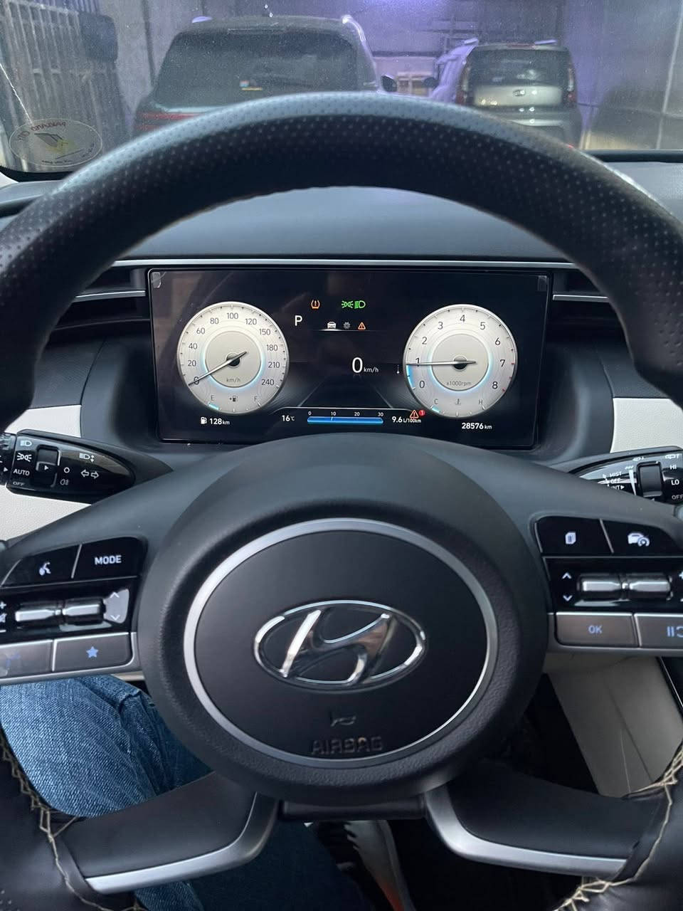 عندي توسان موديل ٢٠٢٤ خليجي ماشيه ٢٨٥٠٠ الف داخل ابيض بيهه بارد وشويه صبغ بقبق الجنطه جوه الرقم السعرر ٢١٠ وبيهه مجال للاستفسار ***********
