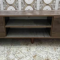 ميز شاشة • مستعمل • سعر معقول