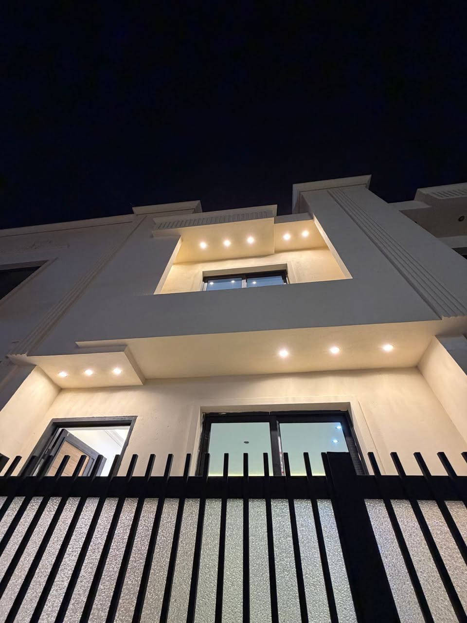 🏡مشتملات🏡 🏡🏡 بناء حديث درجه اولى 🎖️✨ للبيع
مشتملات  ثلاث 🏡🏡🏡 

 المساحه المشتمل الواحد 50 متر
الواجهه ↔️ 5 ×10↕️ النزال

يحتوي المشتمل الواحد على

طابق الاول1️⃣يحتوي على صحيات وحمامات
وصاله ومطبخ واستقبال منور  وغرف النور عدد (3)

الطابق الثاني2️⃣ عدد غرف النوم (2)
وصحيات 

الطابق الثالث3️⃣ غرفه واحده
وسطح جديد بناء درجه اولى

📌 الموقع  حي الجهاد📍 الامانه مربع الذهبي قرب مدينه العاب 

المراجعه (((مكتب الصادق للعقار))) 
على شارع التجاري يم الكراج
مقابيل مخابز الريان

 والاستفسار الاتصال على الارقام☎️ 

*********** تصل او واتساب📞 

*********** تصل او واتساب 📞
