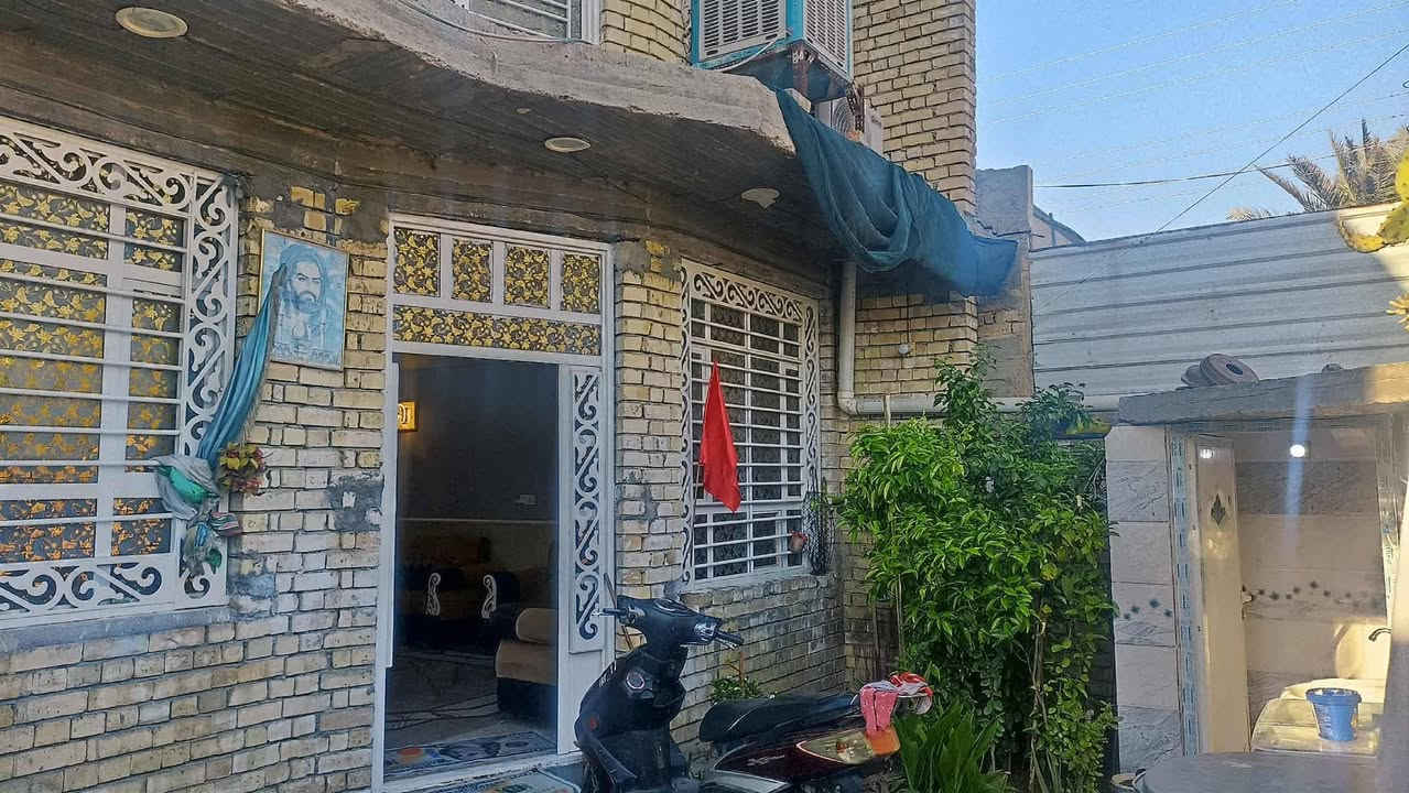 لبيت بناء جديد نقص واجهة 120متر إرتفاع عالي من الشارع رفت ديكورات داخلية ماكو بيت مقابيه مدرسة شارع جبير مالته ابصف الركن السعر خاص أو اتصال على هاذ الرقم ***********
