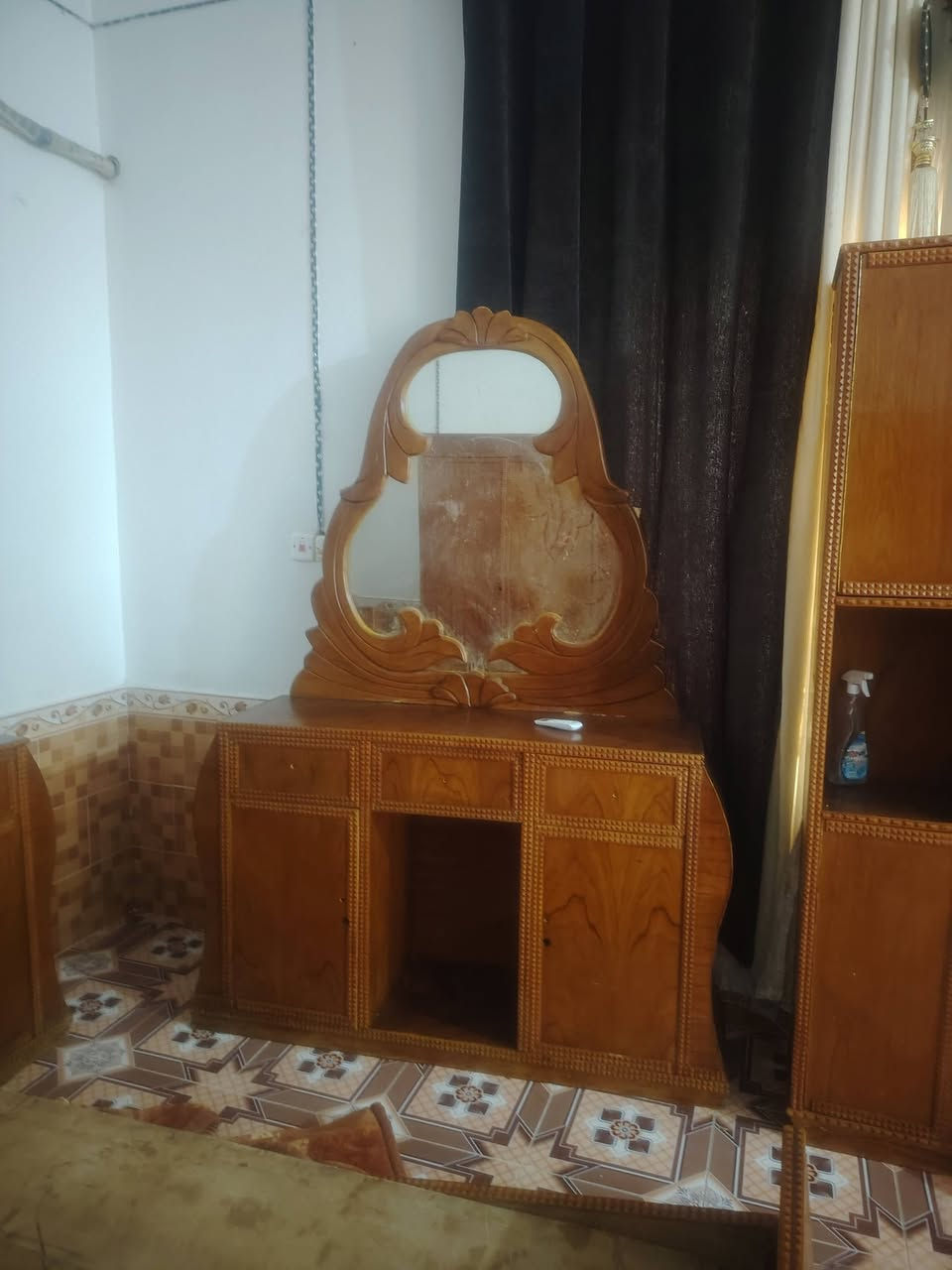 من رخصت لادمن السلام عليكم اخواني يوجد غرفة نوم فصال القائم حشب حطاطه السعر 650 وبيه مجال المكان قضاء الرمانه التواصل التصال هاذي *********** أو خاص
