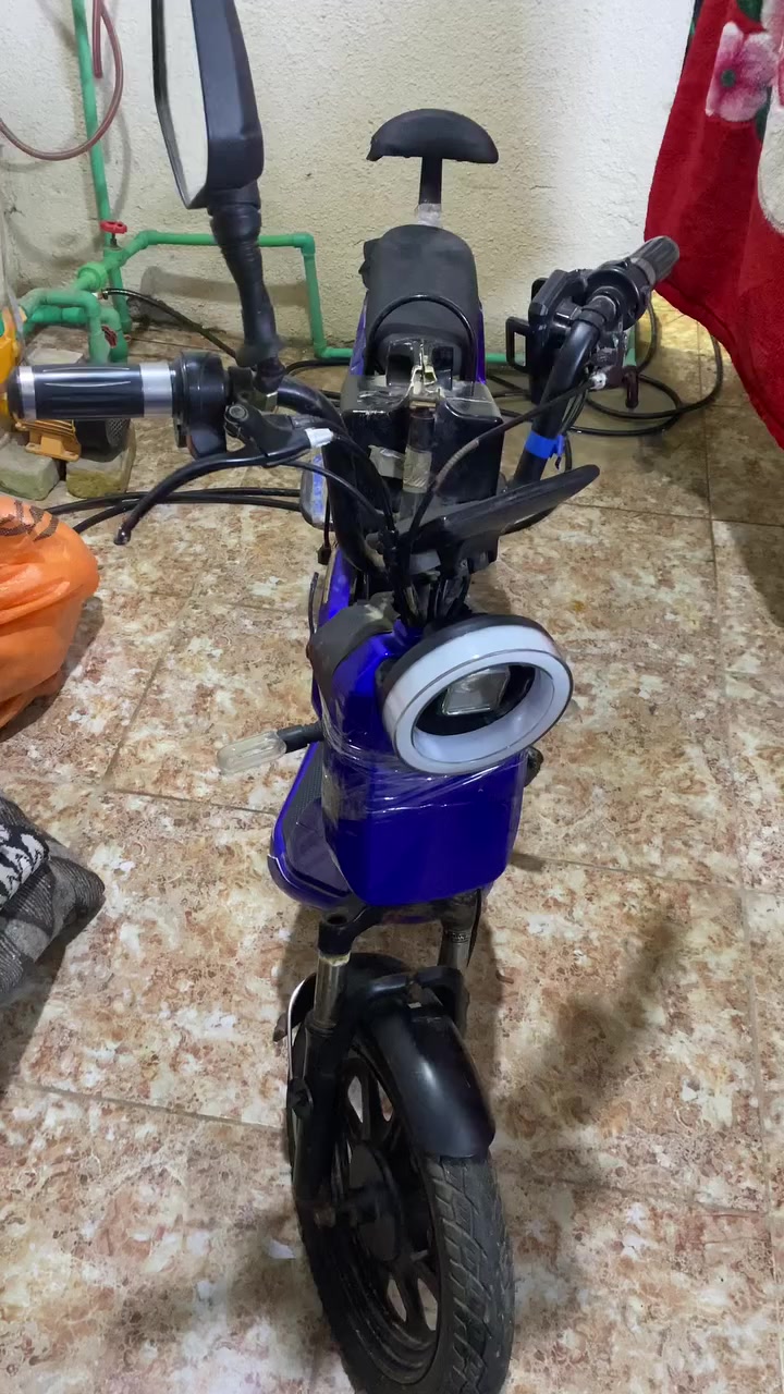 🛵 دراجة كهربائية للبيع
الدراجة بحالة جيدة وشغالة 👌  
البطارية قوية وتمشي مسافة زينة 🔋

🔹 بيها ملاحظة بسيطة:
- تحتاج تصليح يد (الهاندل)  
- سلك بسيط مقطوع (تصليحه سهل ورخيص)

🔹 المواصفات:
- إنارة أمامية LED  
- مريحة وسهلة الاستخدام  
- مناسبة للمشاوير اليومية

📍 سبب البيع: عدم الحاجة  
💰 السعر مناسب 
استفسار / ***********

📩 الفحص متوفر قبل الشراء

