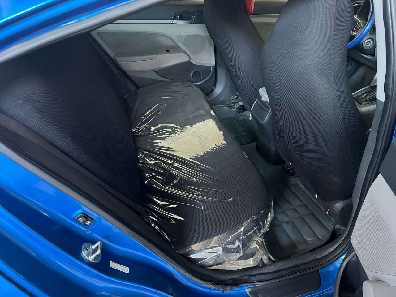 سلام عليكم النترا 2017 وارد امريكي حادث باب السائق تبديل فقط باقي مكفول ماشي 162ml
السيارة نص مواصفات 
السعر 122 مكاني حي اور
***********
