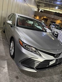 كامري 2024 امريكي بانزين ماشيه 31 حادث جاملغ امامي مبدل نفس الون  بدون...