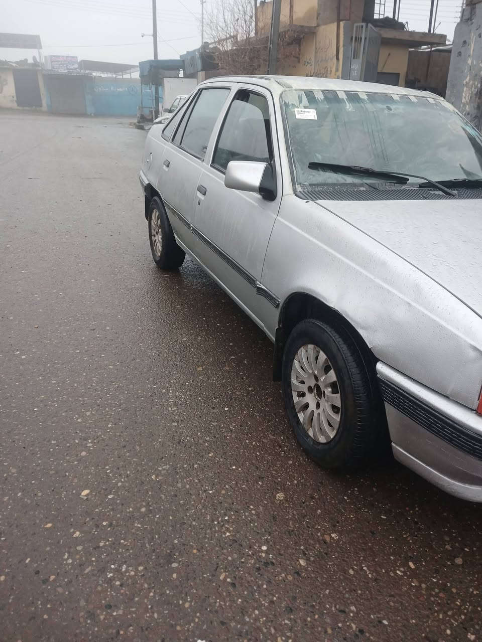 السلام عليكم سيارة كاديت موديل ١٩٨٨
كملت معاملة مالها الاحد استلم سنوية سيارة با اسمي 

شرط تحويل . مكاني الموصل الجانب ايمن سيارة مصبوغة جماليه سعر ٢٦ بيها مجال

***********
