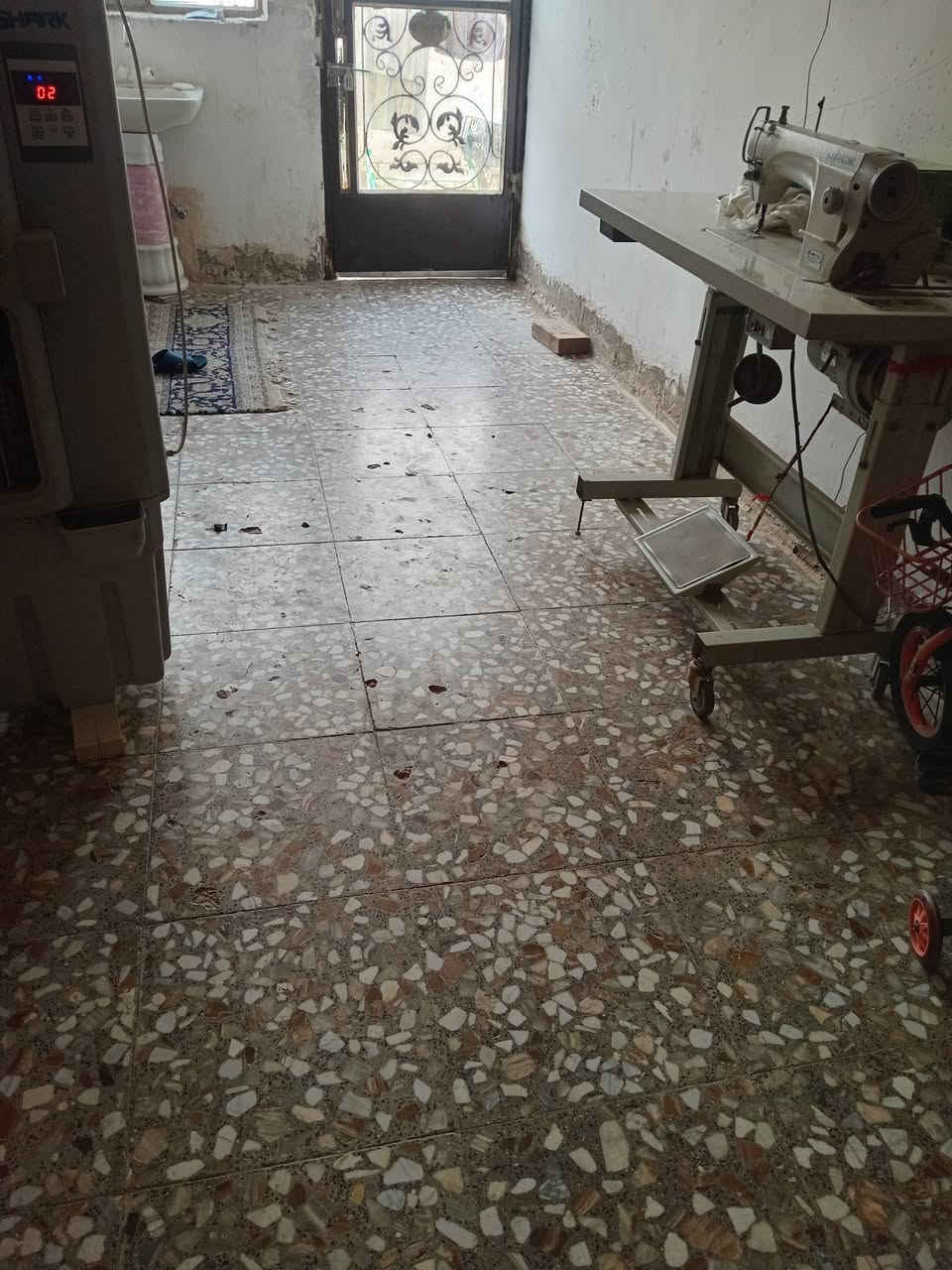 سلام عليكم
***********  شراي يتصل نزلنا من سعر سبب ظرف وبالعافية على لشتريه
بيت للبيع ركن على ٣شوارع عنوان شارع المطار خلف محلات صالح العكيدي يبعد عن تقاطع ٣٠٠م  وعن شارع العام مسافه اقل  ١٠٠م 
قرب مدرسة القمه الأهلية بناء بلوك سقف مسلح وارضيه كاشي بي غرفتين وصاله ومطبخ جدران سيراميك وصحيات خارجية وطرمه خدمات مجاري مربوطه على شارع 
مدارس قريبه سند زراعي ٢٥ ومساحة ٢٤٣م وخط مولد موجوده
