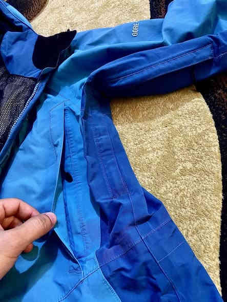 قمصله ماركة جاك وولف اصليه مختمه و مبطنه انتبهلي على لونه و التفاصيل و التطريز البيه شي كلش راقي قياسه مصوره 
وقمصله ماركه موينتن هم رياضية سبورت و هم كاجول شي كلش حلو و راقي ولونه مميز والقياس مصوره
وثنينهم نظافه فول 
***********
