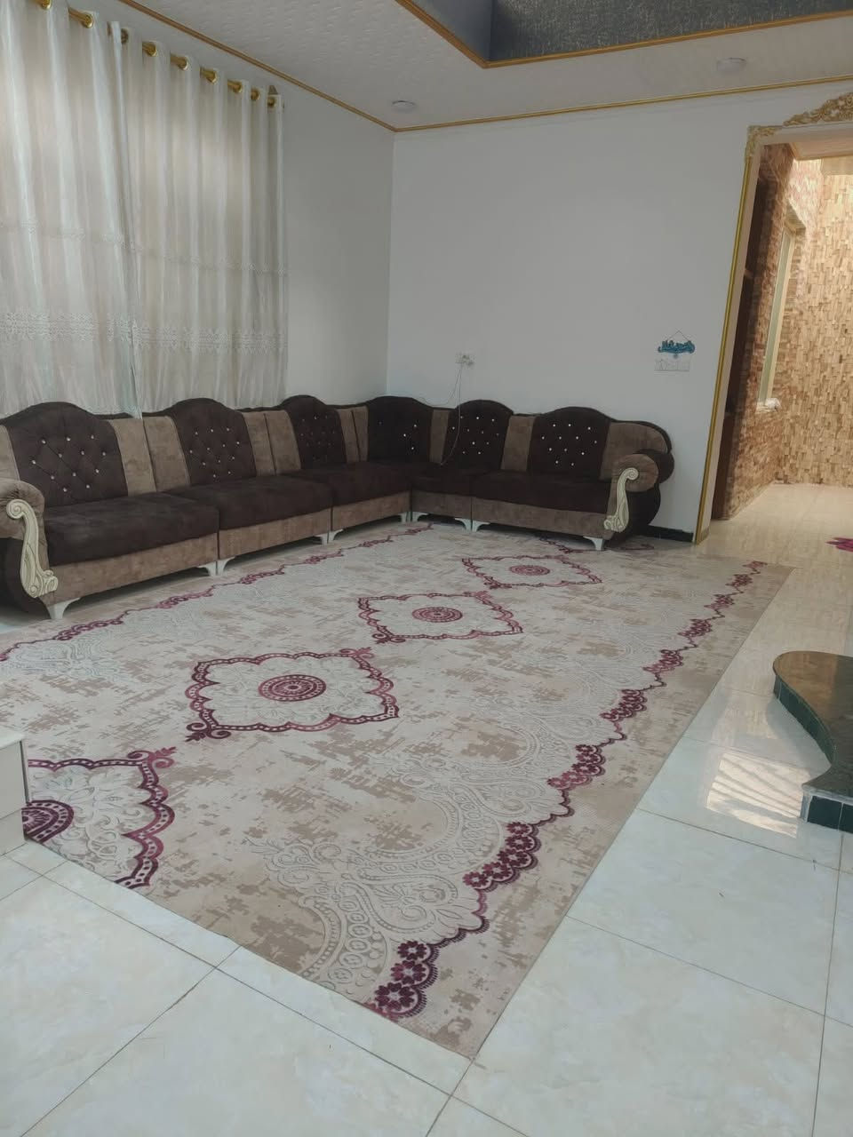 دار طابو صرف للبيع مساحته 200 متر 10×20 بناء 2025 طابقين يحتوي الطابق الارضي على غرفتين نوم ومطبخ واستقبال وهول كبير ومجمع صحي .والطابق الثاني غرفتين نوم ومجمع صحي البيت يحتوي على سطحين وبيتونه كبيرة وصحيات خارجيه  ايضا ..موقعه في المهندسين خلف التجاري مباشرة مقابيل شارع ام البنين ...  علما ان الدار مطلوب اسكان 50 مليون وللاستفسار اكثر  واتساب *********** ..
