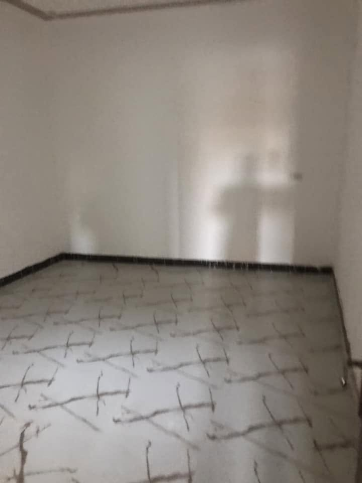 بيت طابو صرف كونكريت على شارع وساحه بناء طابوق بالفداء قريب على السريع والجسر وقريب على المدارس وقريب على خط عبريه الرفات مساحه ٢٠٠ متر حديث الاتصال *********** السعر ١٦٠ بي مجال للشراي
