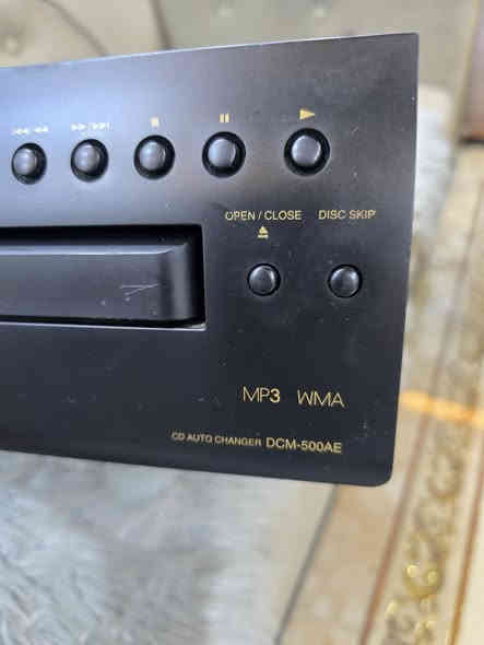 مشغل اقراص سيدي وMp3 مضغوط ياخذ 5 اقراص مع بعض  قطعه. تحفه جميله. استيراد. استراليا. وزن ثقيل قطعه مواصفات حلوه مكاني سماوه ***********
