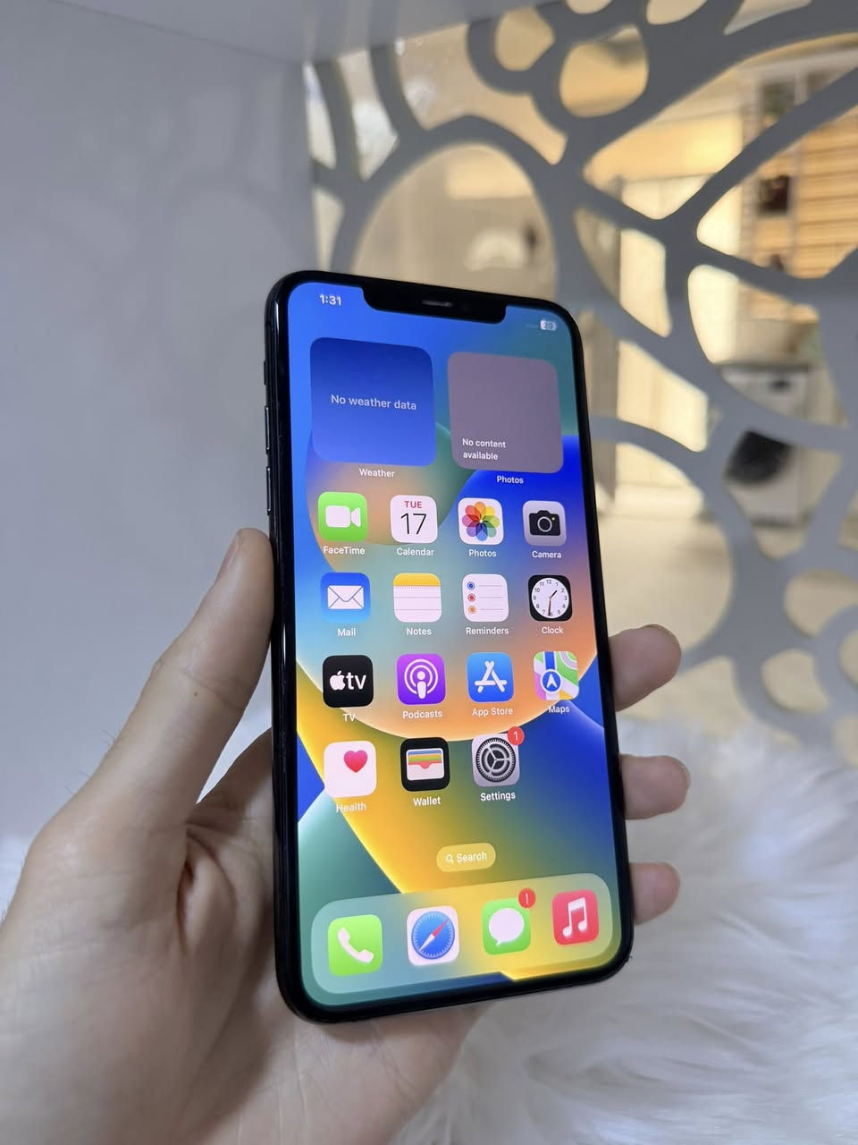 ئایفۆن ١١ پڕۆ ماکس ٢٥٦ گێگا
شتێکی جوان و خاوێن تەنها شوشەی پشتی گۆڕاوە
 و بێ کێشەیە زاکیرەی ٢٥٦ گێگایە و یەک سیمە
نرخی ٢٩٩ هەزارە و گەیاندن هەیە
ناونیشان - قەڵاتی نوێ مۆبایلی هاوکار
ژمارە مۆبایل :- 📱 ***********
