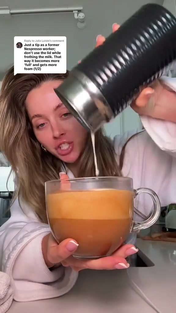 السعر 35 الف 🔥🔥🍫☕️🥛🧋

جهاز نسبريسو ايروتشينو 3 (Nespresso Aeroccino 3) باللون الأسود لتحضير رغوة الحليب.

يتميز الجهاز بتصميم مدمج وبسيط مع زر واحد للتشغيل.

يمكنه تحضير رغوة حليب ساخنة أو باردة في ثوانٍ معدودة.

تبلغ سعته القصوى 120 مل للرغوة و 240 مل لتسخين الحليب.


**إذا كنت صاحب هذا الإعلان وتريد حذفه لأي سبب، رجاءا أرسل رسالة إلى الدعم الفني**