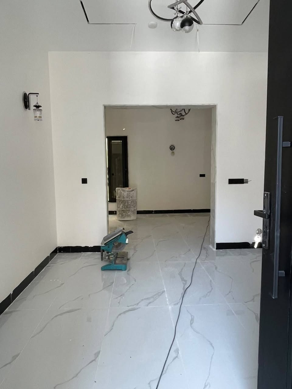 داران تؤام للبيع 🏠🏠 

الموقع 📍 حي الحدباء تقطيع اراضي البلدية فئة أ👉 قريب من سائدين الشقق الحدباء 🏢 

بناء حديث زيرو فارغ 🔑 

المساحة 100 متر ✳️ كل دار.      واجهة 5 ✳️ العمق 20 ✳️

شارع تبليط بعرض 12 🛣️ 

كل دار يحتوي على طابقين كاملة ✅ 5  غرف نوم 

الطابق الارضي مكون من/ غرفة نوم/ هول مفتوح على الاستقبال/مطبخ/ صحيات/ كراج ✨ 

الطابق الثاني مكون من/ ثلاث غرف نوم/ صحيات ⭐ 

الطابق الثالث / غرفة مع بيتونة ✨ 

كما هو موضح بل الصور 📸 

للاستفسار اكثر الاتصال على الارقام التالية 👇 

***********📱.  ***********📱  ***********📱

السماك لتجارة العقارات 👉 عنوان المكتب 📌 حي الصديق بعد مرطبات البحرين سائدين الصديق الرئيسية مقابل مدرسة تبارك الاهلية 👍@
