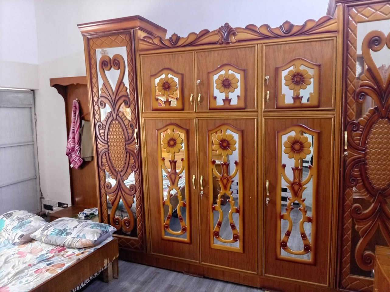 سلام عليكم غرفه مستخدمه للبيع السعر ٦٠٠ بيه مجال الرقم ***********
