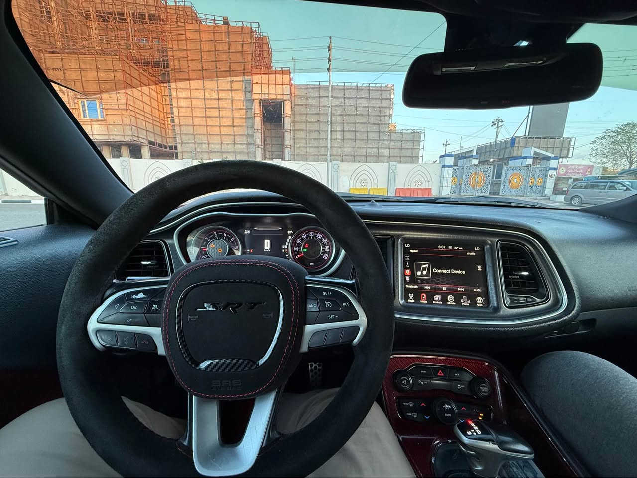 السلام عليكم 
دودج جالنجر 2015 v6 للبيع 
السيارة فئة sxt فول فقط فتحة مابيها  حادث امريكا جاملغ امامي ايمن و وبنيد فقط 
قطع الصبغ : 
جاملغ امامي ايسر + الايمن صبغ
بنيد صبغ
جاملغ خلفي ايسر صبغ 
فقط هذني 
نواقص السيارة :
الشاشة اللمس مالتها يكطع 
حدادية امامية 
المبخرة بيها مشكلة 
السيارة رايدها ب 135 وبيها مجال مكاني كربلاء 
للتواصل على الواتساب *********** كربلاء, العراق
