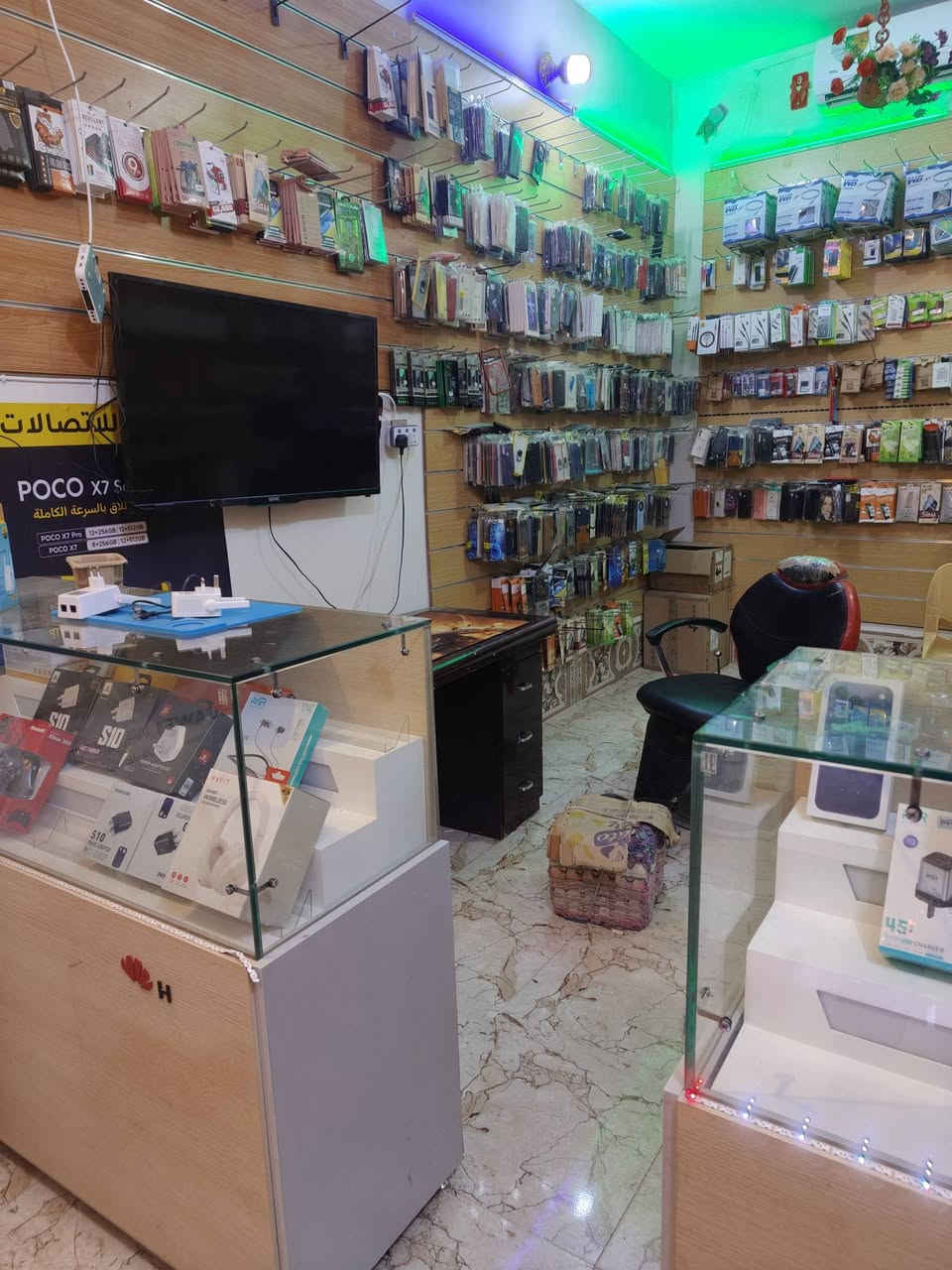 محل موبايلات للبيع كامل هو وغراضة وبي ادوات واجهزة الصيانة
للتواصل ***********
