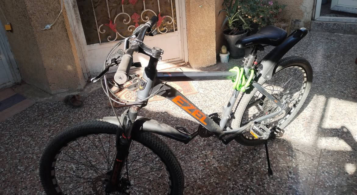 🚲 بـايسكل EZEL (جبلي) للبيع 🚲 حجمه 26
بايسكل بحالة زينة وجاهز للاستخدام، مناسب للمدينة والطرق العادية وكذلك الطرق الترابية.

المواصفات:

ماركة: EZEL

نوع: بايسكل جبلي (MTB)

هيكل قوي وخفيف

مساعد أمامي (تعليق) لراحة أكثر بالطريق

فرامل دسك خلفي (تحكم وأمان أفضل)

غيارات متعددة تساعد على الصعود والطريق الطويل

إطارات عريضة وثابتة

القفل موجود (هديّة ويا البايسكل)

الحالة:

استخدام نظيف

كلشي شغال وما يحتاج تصليح

بس تركب وتمشي 👌

💰 السعر: 150 ألف قابل للتفاوض البسيط

📍 للموقع والتواصل: (بغداد_ حي النصر. *********** واتساب فقط )
