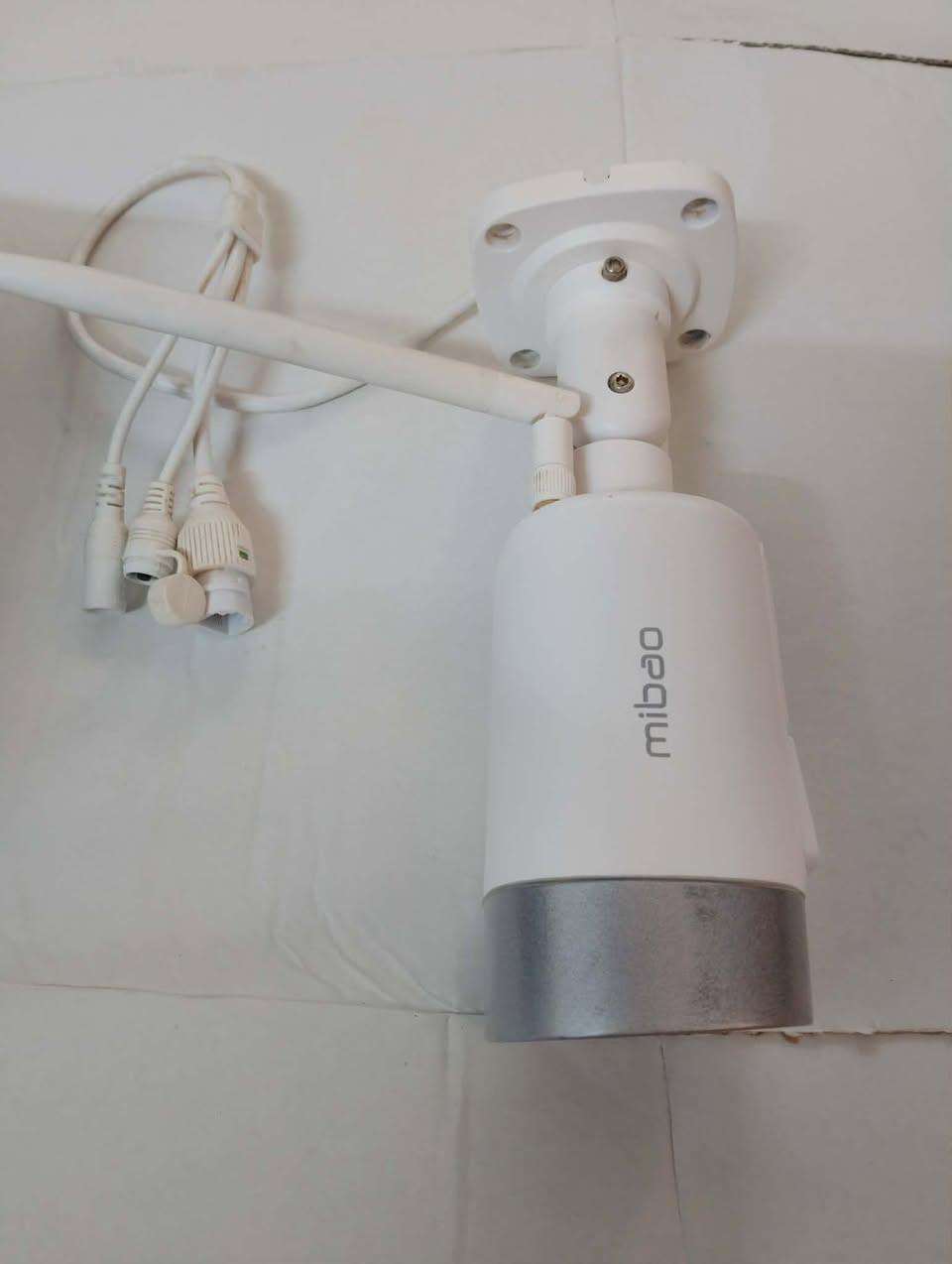 متوفر هذه الكاميرا هي Mibao P450، وهي كاميرا مراقبة أمنية خارجية تعمل بتقنية WiFi وتوفر دقة عالية 1080P.مقاومة للعوامل الجوية: تتميز بهيكل مصنوع من سبيكة الزنك والألومنيوم وتصنيف IP66، مما يجعلها متينة ومقاومة للحرارة والبرودة الشديدة والمطر.مميزات أمنية: تشتمل على رؤية ليلية بالأشعة تحت الحمراء تصل إلى 65 قدمًا (حوالي 20 مترًا)، وتقنية كشف الحركة التي ترسل تنبيهات إلى تطبيق الهاتف.صوت ثنائي الاتجاه: تحتوي على ميكروفون ومكبر صوت مدمجين، مما يسمح لك بالتواصل عبر الكاميرا باستخدام التطبيق.  سعر 22 ويوجد 🚚 توصيل
المكان. الموصل


**إذا كنت صاحب هذا الإعلان وتريد حذفه لأي سبب، رجاءا أرسل رسالة إلى الدعم الفني**