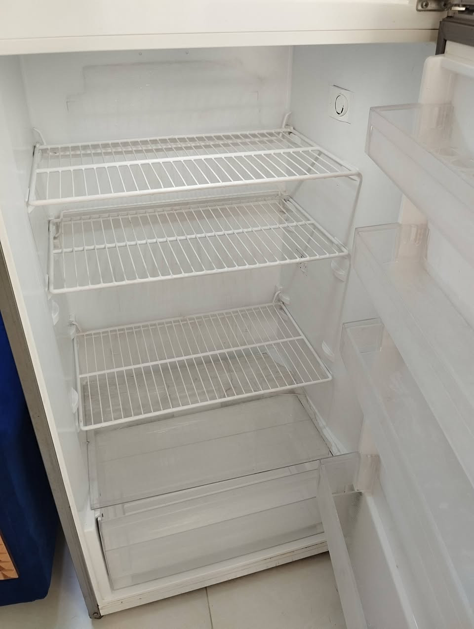 ثلاجه للبيع حيل نظيفه من شركه عالميه فستل سعرها 225 قفل نهايتها لان كلش نظيفه مكاني حي الزوراء ***********
