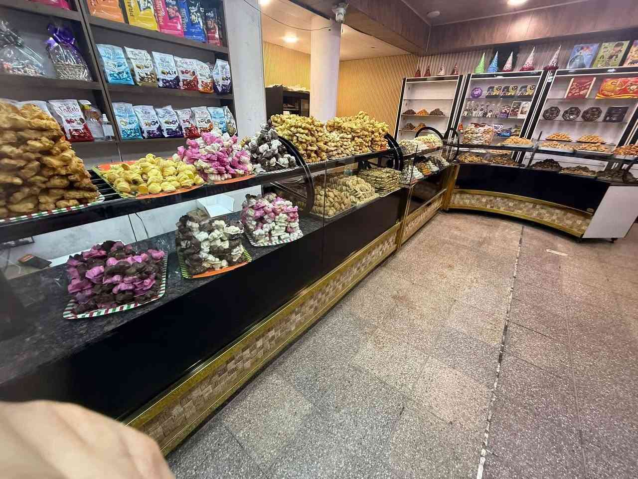 سلام عليكم 
للبيع  
سيت عارضات   مستعمل  5  قطع  
(تركي أصل) بحالة ممتازة جداً ونظافة فائقة ✨

 1 ميز عرض بقلاوة + نظام حماية
 2 ميز عرض معجنات 🥐 (تصميم يبرز جمال المعجنات).
 2 عارضة تبريد (جام مقوس) ❄️ (إطلالة بانورامية جذابة).
 1 ميز كاشير مودرن 💰.
 1 عارضة تبريد عمودية ضخمة 📏 (القياس: ارتفاع 2.5 متر × عرض 2 متر).
📍 العنوان والموقع:
بغداد - العطيفية
📞 للاستفسار والتواصل مباشرة:
يرجى الاتصال على الأرقام التالية:
➡️ ‭ ‭***********‬
