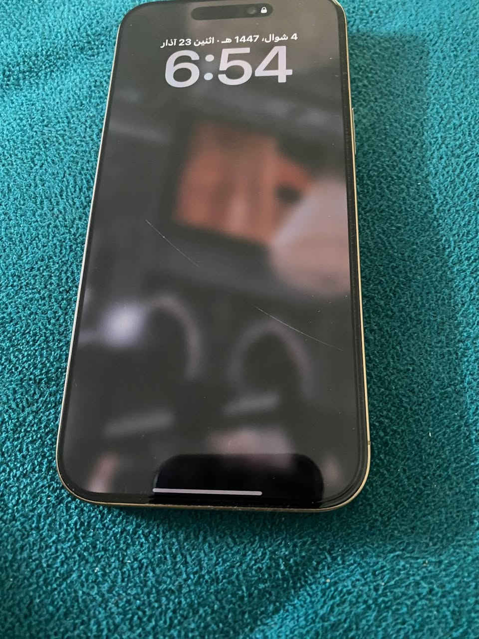 السلام عليكم
iPhone 16 pro max 
لون ذهبي 
ذاكرة 256
بطارية 97
الجهاز نظيف كلش 
بيه شخط بالشاشه و مماثر ابد كما موضح بالصورة
السعر 1400 قفل
*********** واتساب
