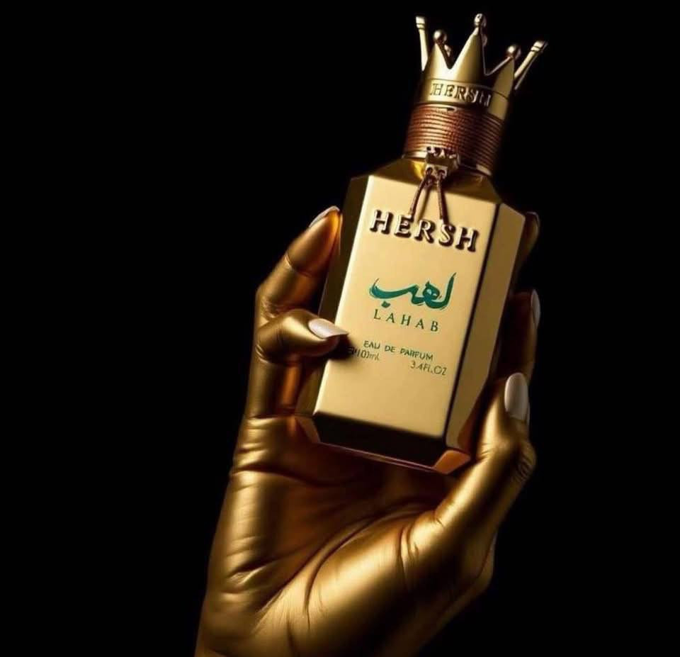 🔥 عطر هرش لهب – 🔥
⚡ فخامة تشتعل من أول رشة ⚡

عطر يجمع بين الانتعاش والهيبة، بروح عصرية وعبير شرقي فاخر ✨
تجربة لا تُنسى لعشّاق التميز والجرأة 👑

💨 افتتاحية: نفحات فلفل أسود ولمسة جريب فروت منعشة 🍊
🌿 قلب العطر: رائحة الريحان التايلندي ونجيل الهند تضيف طاقة وأناقة فريدة
🌌 القاعدة: باتشولي عميق يمنح ثبات طويل ورائحة تلتصق بالذاكرة

💎 تصميم فخم – أداء قوي – حضور لا يُقاوم
المنشأ السعودية الأصلي🇸🇦 
📦 السعة: 100 مل
👨‍🎨 عطر : للجنسين 🙍‍♀️


**إذا كنت صاحب هذا الإعلان وتريد حذفه لأي سبب، رجاءا أرسل رسالة إلى الدعم الفني**