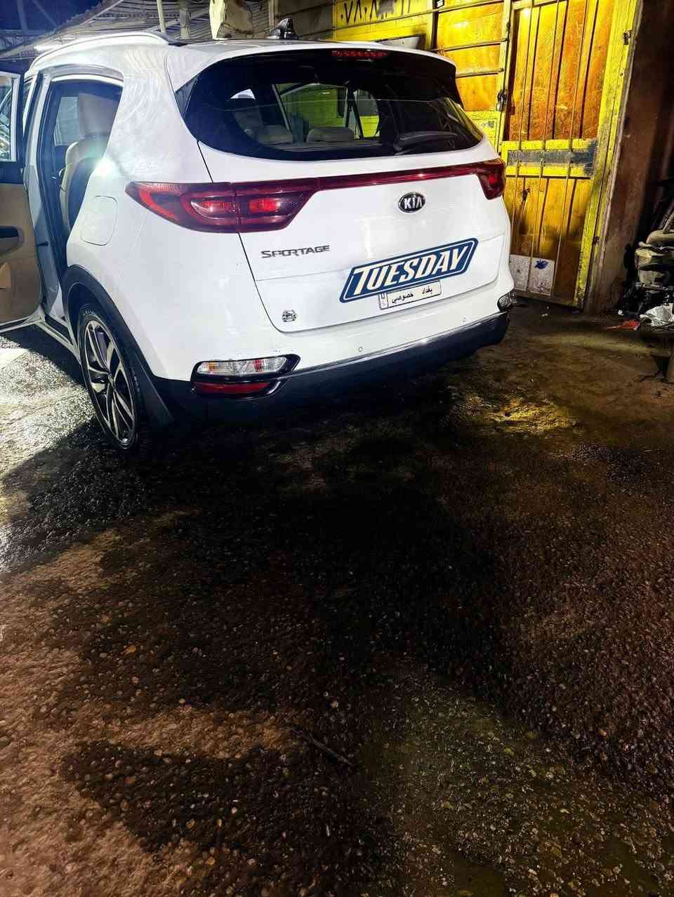 Kia Sportage 2019 🇰🇷 

فول مواصفات خليجي  2019 شكل 2020

محرك 2000DOHC

4 سلندر

ماشية 102 ألف كم📍

رقم بغداد خصوصي 🏷️

• المقاعد جلد ومخمل حمصي

• سقف بانوراما 🌤️

• كاميرا خلفية 🎥

• بصمة 🔑 عدد 2

• شاشة 📺 Apple carplay & Android Auto 

• نظام المفتاح الذكي ترحيب عند الاقتراب بالمرايات وانارة يدات الابواب

• حساسات مطر 🌧️

• حساس امامي خلفي 

• حساسات ضغط الإطارات

• مثبت سرعة 🚗

• مرايا كهربائية

• مقاعد كهربائية

• تبريد خلفي ❄️

• تحكم أوتوماتيك بالحرارة 🌡️ نظام المناخ المنفصل

• نظام ال ABS

• ESP نظام الثبات الإلكتروني

•  هاند بريك الكتروني 

• نظام نزول منحدرات

• صندوك ذكي يفتح عند الاقتراب 

• نظام التوقف الذاتي AutoHold

• 6 وسائد هوائية

• كشافات ضباب امامي خلفي

• زينون + LED 💡شمسي

• Apple CarPlay 📱

• Android Auto 📱

• نظام تحكم صوتي 

اللون: أبيض  

 ________________________________

السياره مكفوله كفاله عامه (من ناحية الصبغ والمحرك والگير)

رصعة بالجاملغ مال السايق ممصلحة 
رصعة بالباب الخلفي ممصلحة 
وبارد صغير من الجهة اللخ بهلال الجاملغ 

السعر: 21,500$
وبيها مجال 

مكاني : بغداد

  ***********
