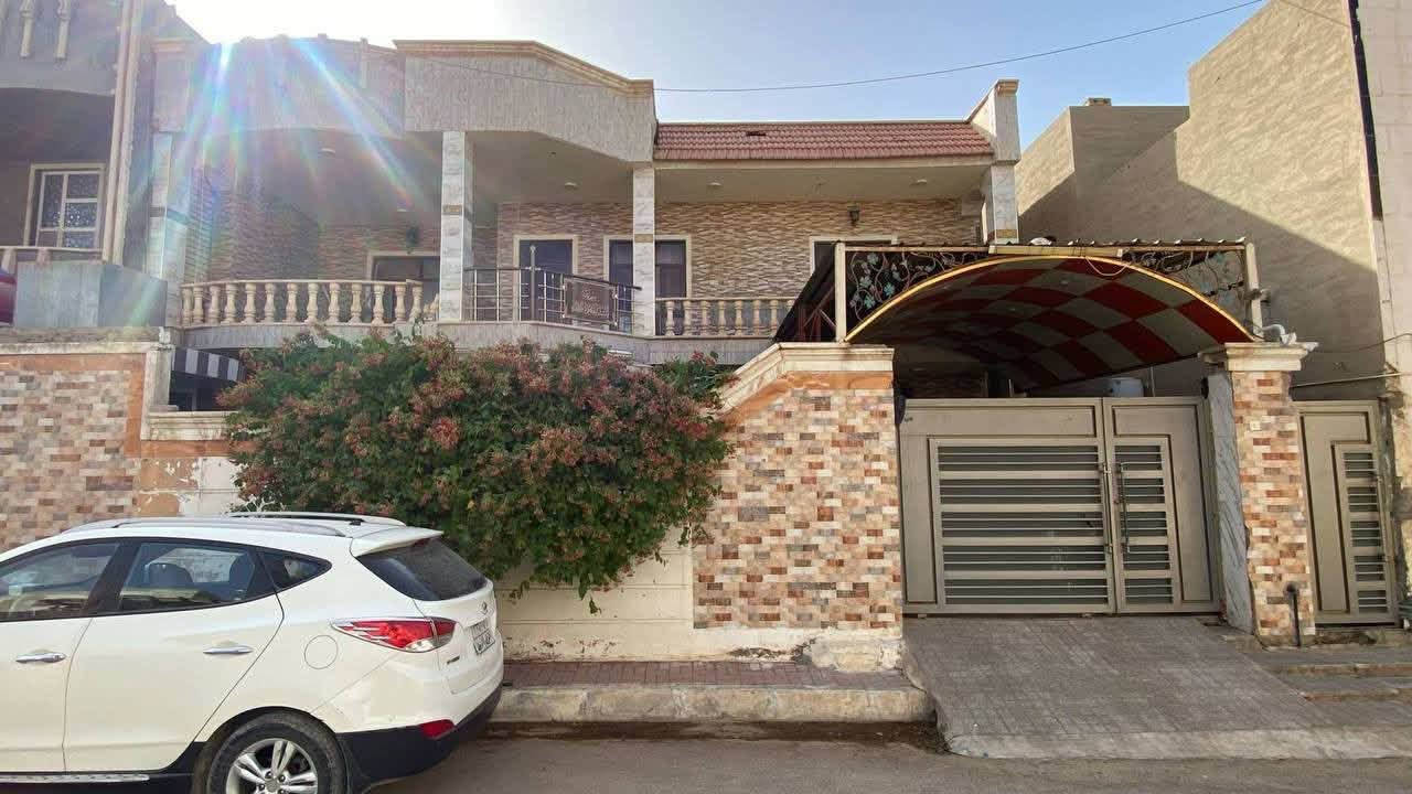 دار للبيع
المساحه الكليه 270م
الوجه 13.50 والنزال 20 م
بناء جديد
نوع البناء : حجر  
طابقين 

غرف نوم عدد 4 
إِستقبال ، هول ، صاله ، مطبخ ، حمامات (2)داخل وخارج وحديقه صغيره وكراج شارع 10م 

الموقع : الرمادي التأميم 30 تموز القادسية الأولى قُرب رُكن المدينة .

للإِستفسار الأتصال على الرقم : ***********
