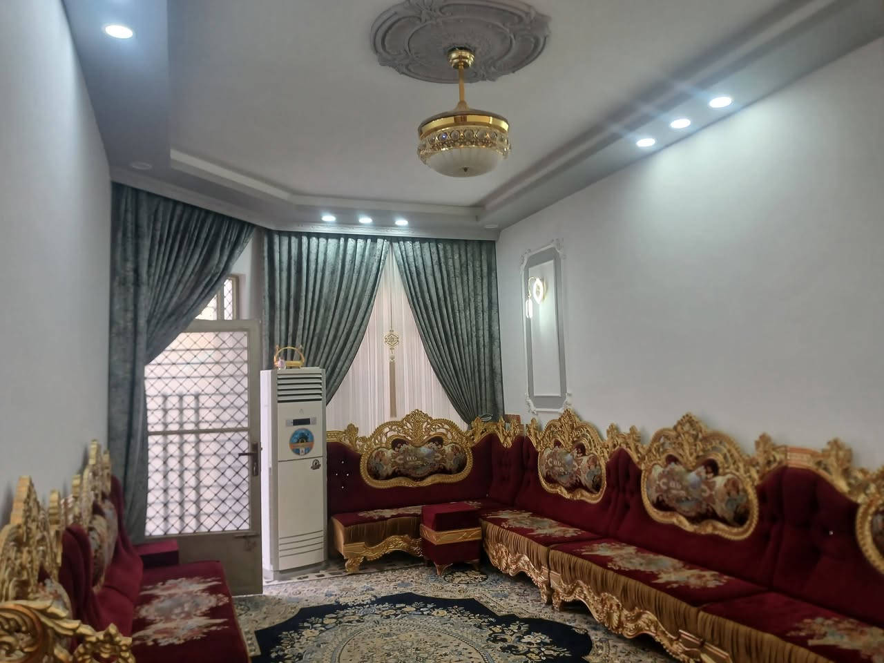 مشتمل البيع حي الجامعة المساحه ١٥٠م طابقين ٤غرف وصاله ومطبخ ستقبال كراج مجموعة صحيات سنه البناء ٢٠٢٥ للستفسار اتصل ***********
