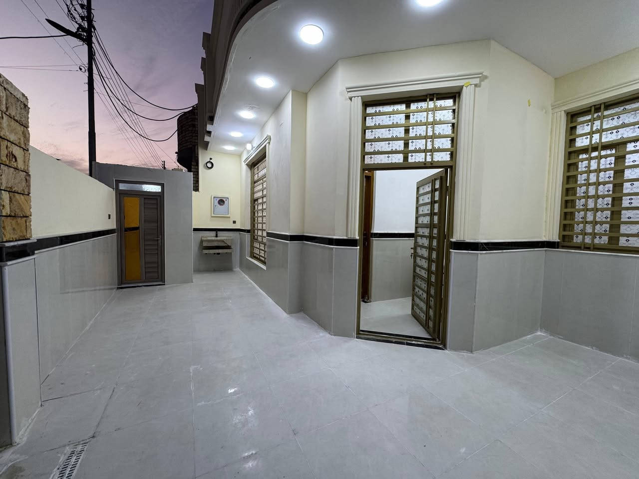 دار للــبــيــع المساحة 200 م في جمعيات حجي حسن قرب أسواق العائلة طابق واحد بناء حديث جاهز للسكن للإستفسار الإتصال على ***********
