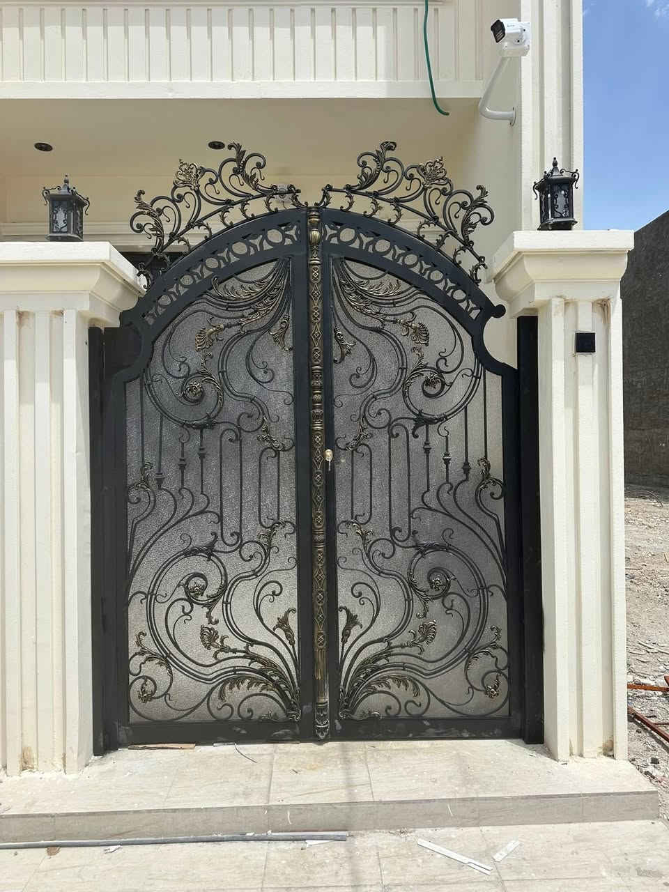 بوابة حديد فاخرة بتصميم ملكي أنيق ✨
نقدم لكم أجمل أعمال الحدادة الحديثة والكلاسيكية بجودة عالية وتشطيبات راقية تناسب الفلل والقصور والمنازل الفخمة.

✔️ تصميم حسب الطلب

✔️ متانة وجودة مضمونة

✔️ دهانات مقاومة للعوامل الجوية

✔️ تنفيذ بأدق التفاصيل

حوّل مدخل منزلك إلى تحفة فنية مع بواباتنا المميزة.

📞 للتواصل والاستفسار: ***********

📍 خدمة سريعة  ونعمل جميعً محافضات العراق
ذوالفقار الحداد

