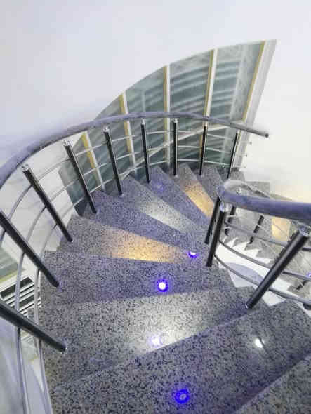 تشطيب كهرباء درج دور اول دور ثاني حسب الطلب 
للخدمات الكهربائية داخل الديوانية الاتصال ***********
