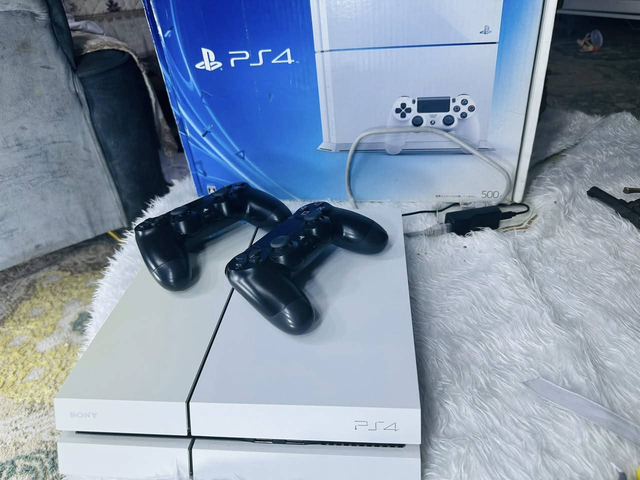 سلـَلا عـليكم ..
بلي 4 اكـس سـلم ..
 ذاكره 550..
مهكـر يتسع 10 العـاب …
احدث 3 العاب بـي ..
لعبـة Pea18.
لعبه MORTEL  .
لعبة GALLD الحـرب احدث جزء 
فـيدو كدامكـم .
طبعاً البلي صارله يمي سبوع ويومين 
مامشخوط شخطه . 
جويستك عدد 2 شغالات 
رام تهكير .
عارضـةة ب300 الف بي مجال لطيبين .
مكاني بغداد الدورة .
رقم وبي وتساب *********** .
