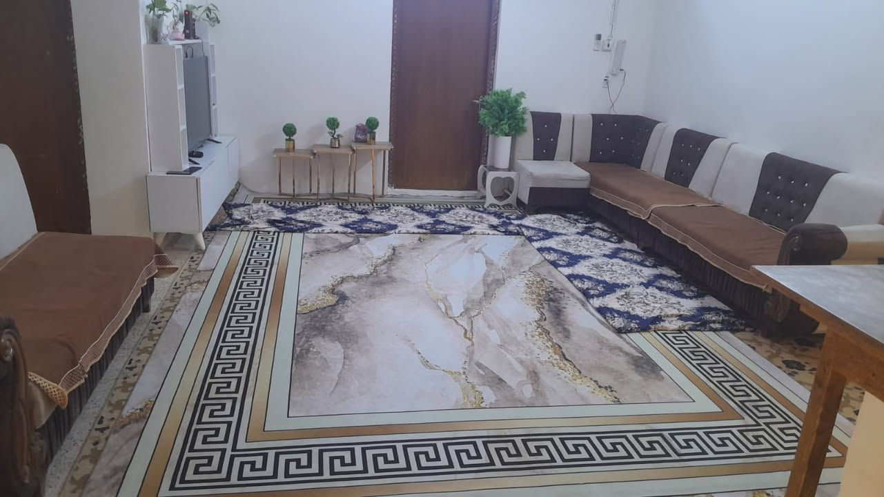 للبيع عقار في حي الافراز                                               هذا البيت مساحة 250 الوجهة 12ونص نزال 20
البيت موقعة على شارع حرف T

موقع العقار كلش  منتاز قريب على المدارس والمصتوصف الصحي 
***********
