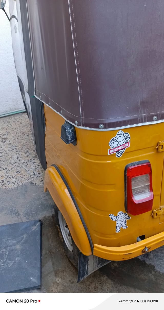 يا الله السلام عليكم
تكتك باجاج موديل 20 رقم انكليزي 
تكتك خير من الله موضحة كدامكم نظيفة قطرة مال خياس ما بيهه الدوسات معمرات والغد تكحيل قليل تكتك خير من الله ماشغل وحلوة الشراي يتصل خاص او يتصل واتس اب فقط العنوان بغداد المعامل بغداد ***********
السعر 6 مليون و بيهه مجال حگ الجية
