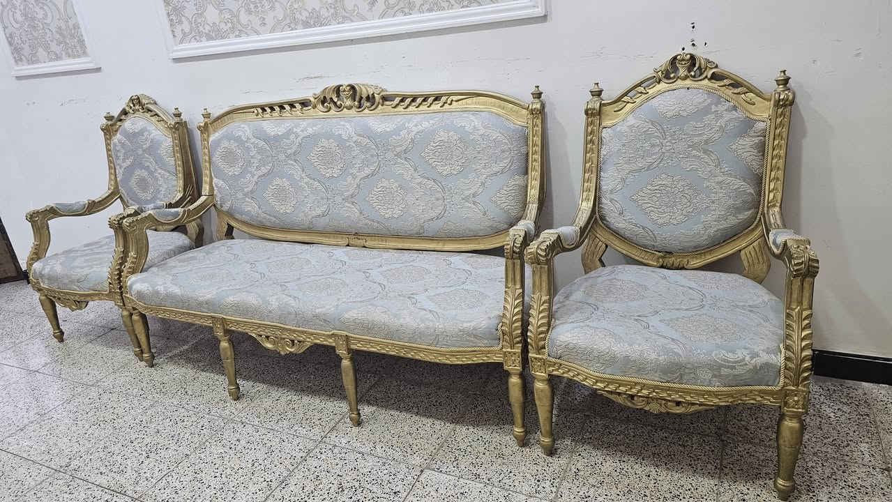 السلام عليكم
متوفر عندي تخم بسيوني شغل مصري للبيع نضيف 
متكون من 2 قنفه و 4 كراسي 
و ميز واحد كبير و 4 طبلات

هذا رقمي موجود بي واتستاب
***********

العنوان بغداد منطقه الشرطة الخامسه
