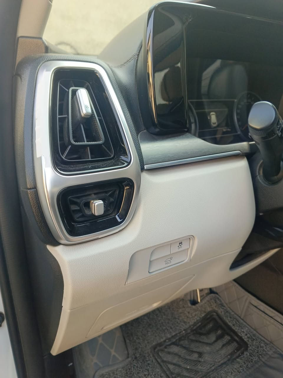 سلام عليكم للبيع سورنتو 2022
سيارة ماشية 97 الف حقيقي 
سيارة فول مواصفات ما عدة بونوراما 
فول تحكمات جهتين 
كير ماوس 
تحكمات قيادة فول 
حساسات امامية وخلفية 
كامرة خلفية 
شفتات قيادة 
تشغيل عن بعد 
سبعة راكب 
ثلاث قطع تبريد 
تحكم تبريد تبيانو 
شاشة كبيرة 
بك لايت خلفي لد 
ولايتات امامية اربع عدسات 
6 سلندر 
اثر حالوب قليل جدآ وبيهة بارد علة كد اصبع 
رقم بغداد سنوية حد 2027 
وسيارة بأسمنة وسعر 275 
رقم ***********
 مكان ديالى جلولاء
